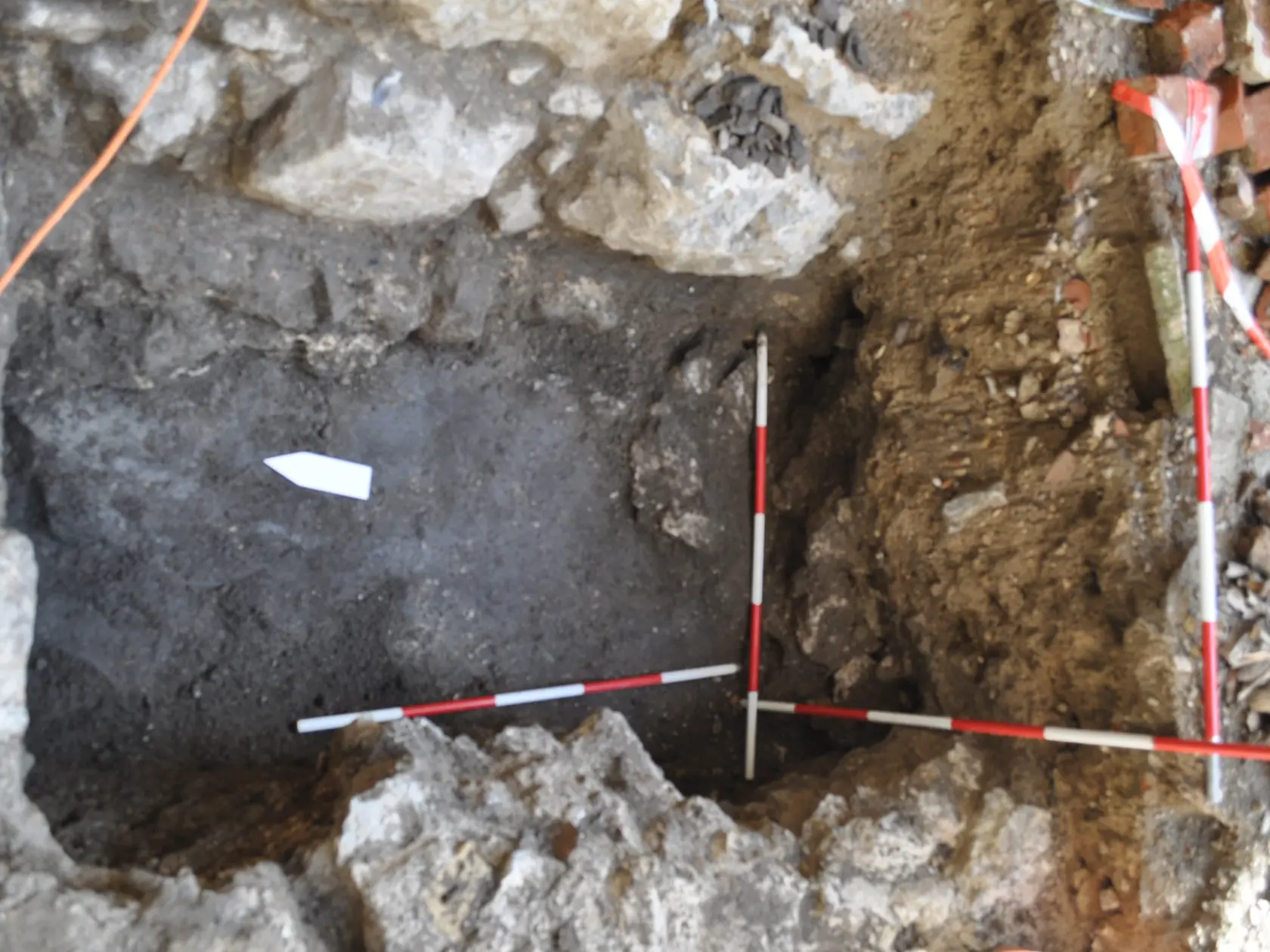 Vrstva spod prevetu, teda stredovekej toalety. Práve tu objavili archeológovia unikátny objav - zistili, čo jedlo panstvo a Matúš Čák Trenčiansky.