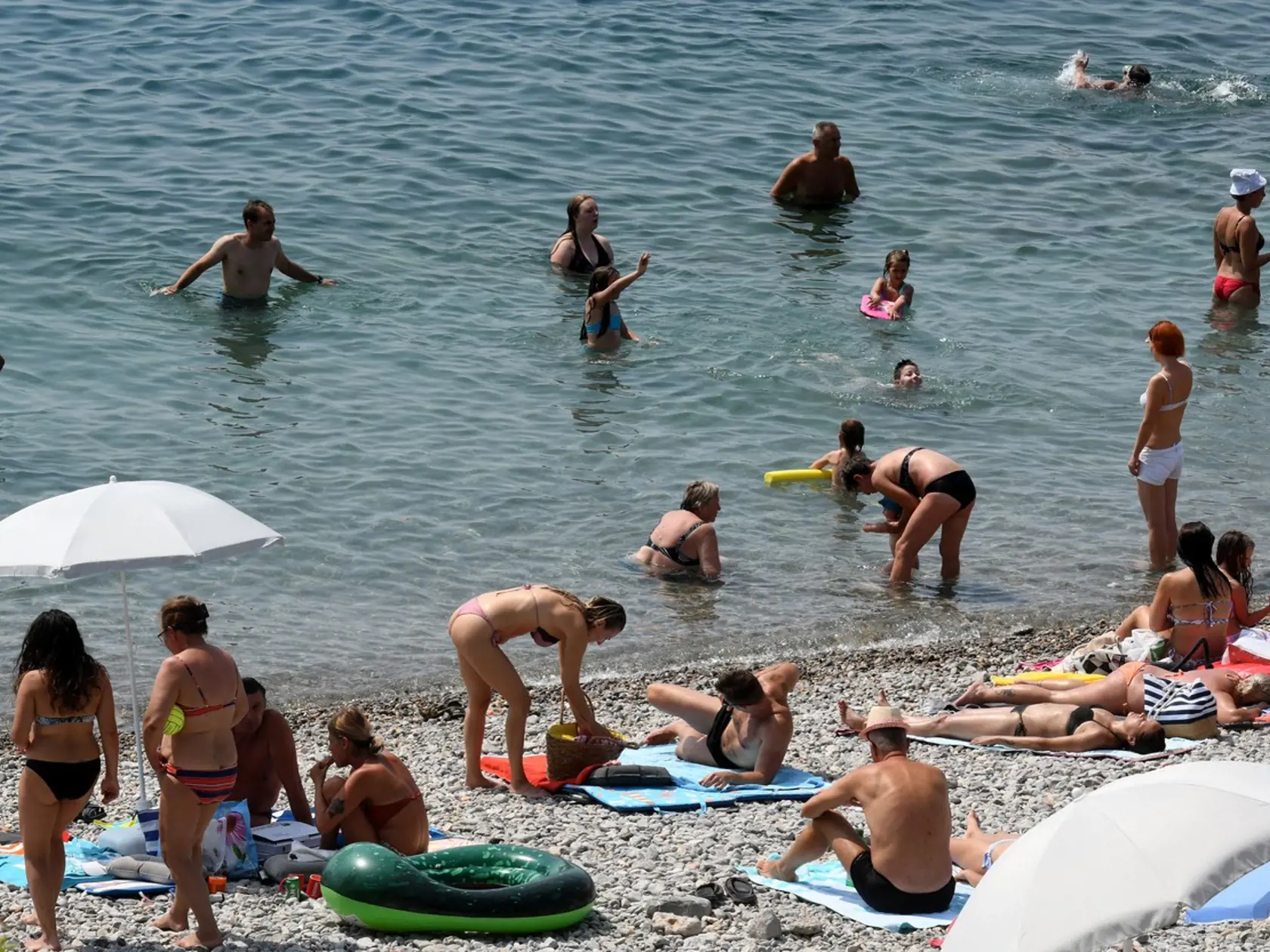 Aj napriek pandémii koronavírusu si dovolenku v Chorvátsku užívajú tisíce turistov. Na snímke je preplnená pláž v chorvátskej Crikvenici.