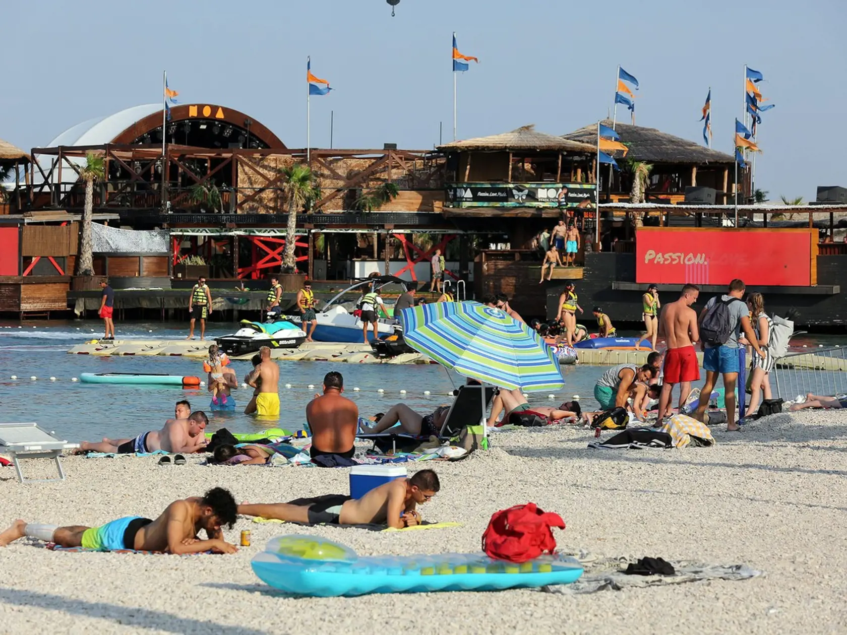 Pláže v Chorvátsku sa po uvoľnení opatrení bleskovo zaplnli turistami. Krajny však už odporúčajú do tejto destinácie necestovať.