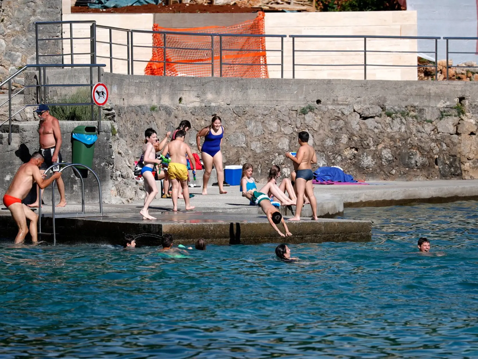 Pláže v Chorvátsku sa po uvoľnení opatrení bleskovo zaplnli turistami. Krajny však už odporúčajú do tejto destinácie necestovať.