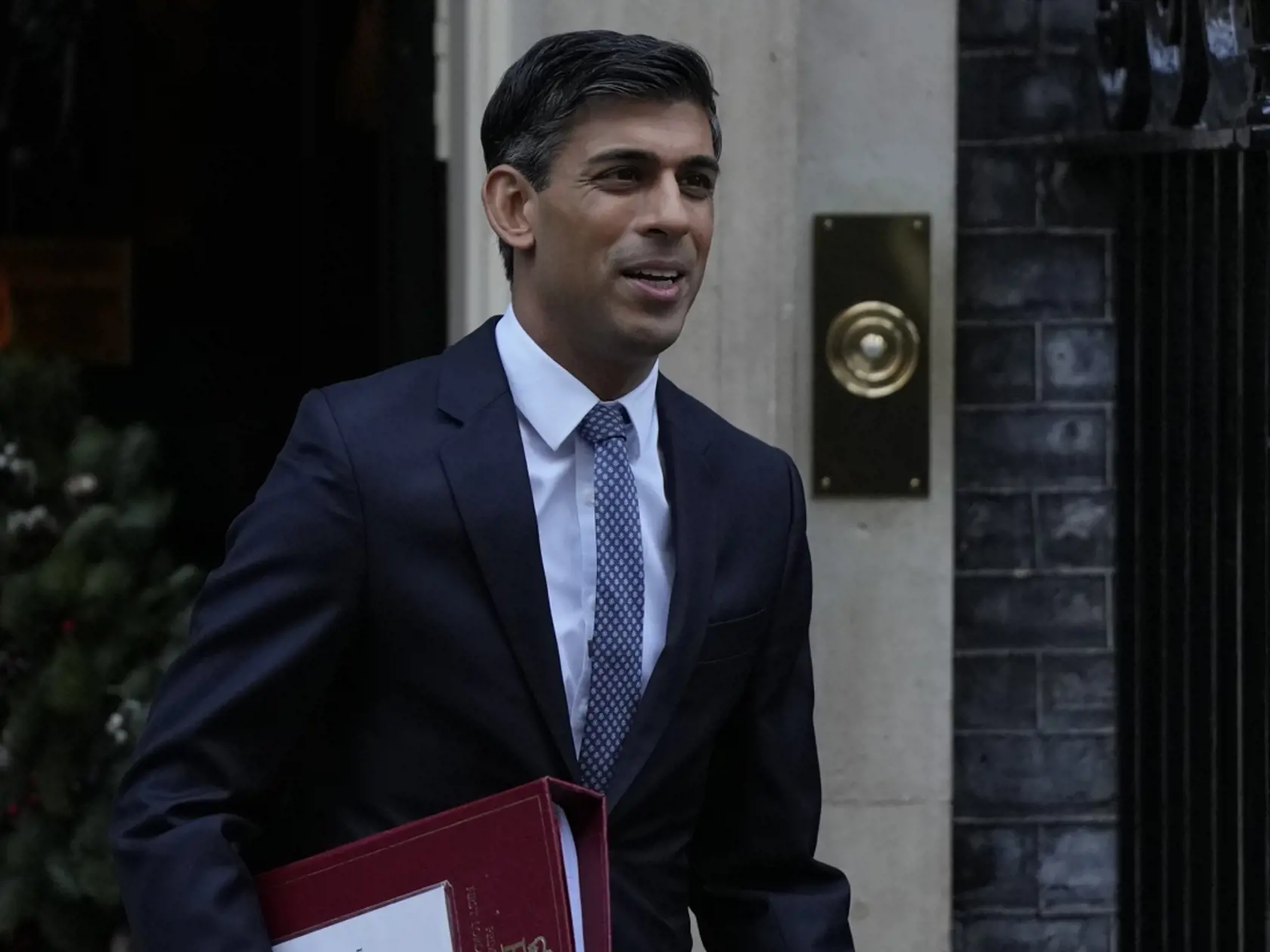 Britský premiér Rishi Sunak odchádza zo svojho sídla na Downing Street 10 na zasadnutie Dolnej snemovne britského parlamentu v Londýne 7. decembra 2022, kde bude odpovedať na otázky poslancov.