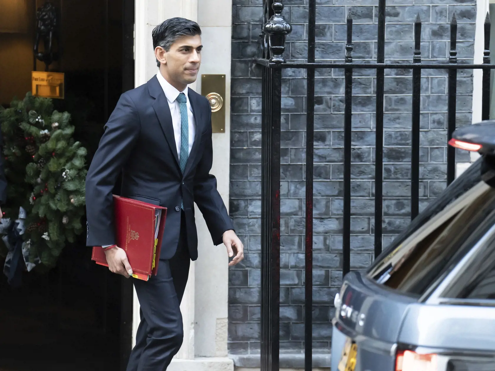 Britský premiér Rishi Sunak odchádza zo svojho sídla na Downing Street 10 na zasadnutie Dolnej snemovne britského parlamentu v Londýne 20. decembra 2022, kde sa po prvýkrát zúčastní na vypočutí v parlamentnom výbore.