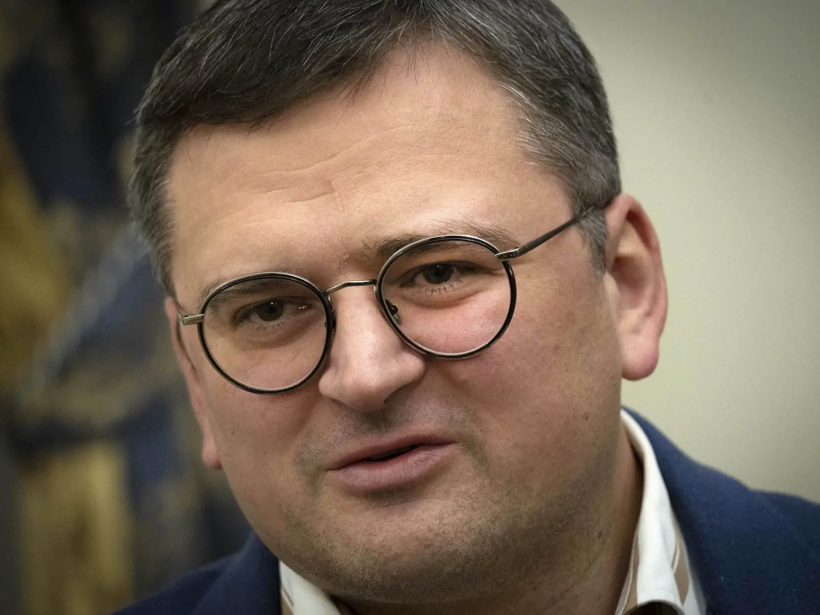 Ukrajinský minister zahraničných vecí Dmytro Kuleba hovorí počas rozhovoru pre agentúru  Associated Press 26. decembra 2022 v Kyjeve.
