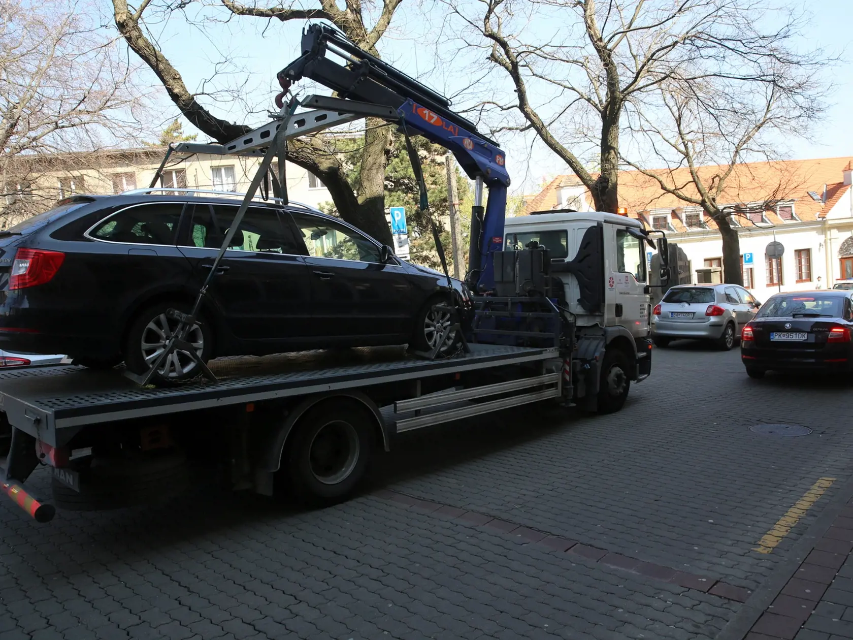 Odťahovka prišla odtiahnuť auto, keď im volal otec, že v ňom má auto.