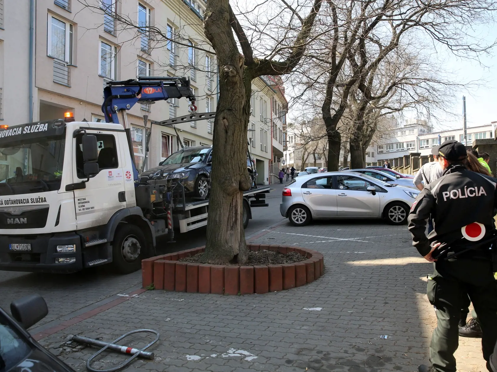 Lucius starší nevidel, že mu odťahujú auto.