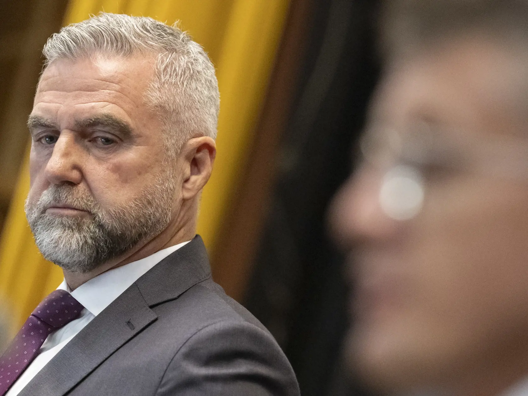 Na snímke predseda Výboru NR SR pre obranu a bezpečnosť Tibor Gašpar (SMER-SD) počúva počas vypočutia bývalého šéfa Národnej kriminálnej agentúry (NAKA) Branislava Zuriana (vpravo) a kandidáta na šéfa Úradu inšpekčnej služby (ÚIS) na Výbore Národnej rady SR pre obranu a bezpečnosť v Bratislave vo štvrtok 2. novembra 2023.