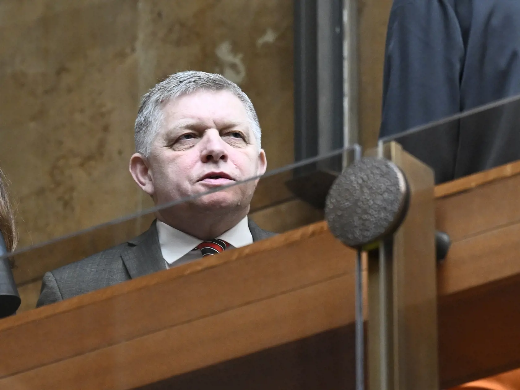 Na snímke predseda vlády SR Robert Fico (SMER-SD) prichádza na rokovanie vlády SR v Bratislave v stredu 5. marca 2025. FOTO TASR - Pavel Neubauer