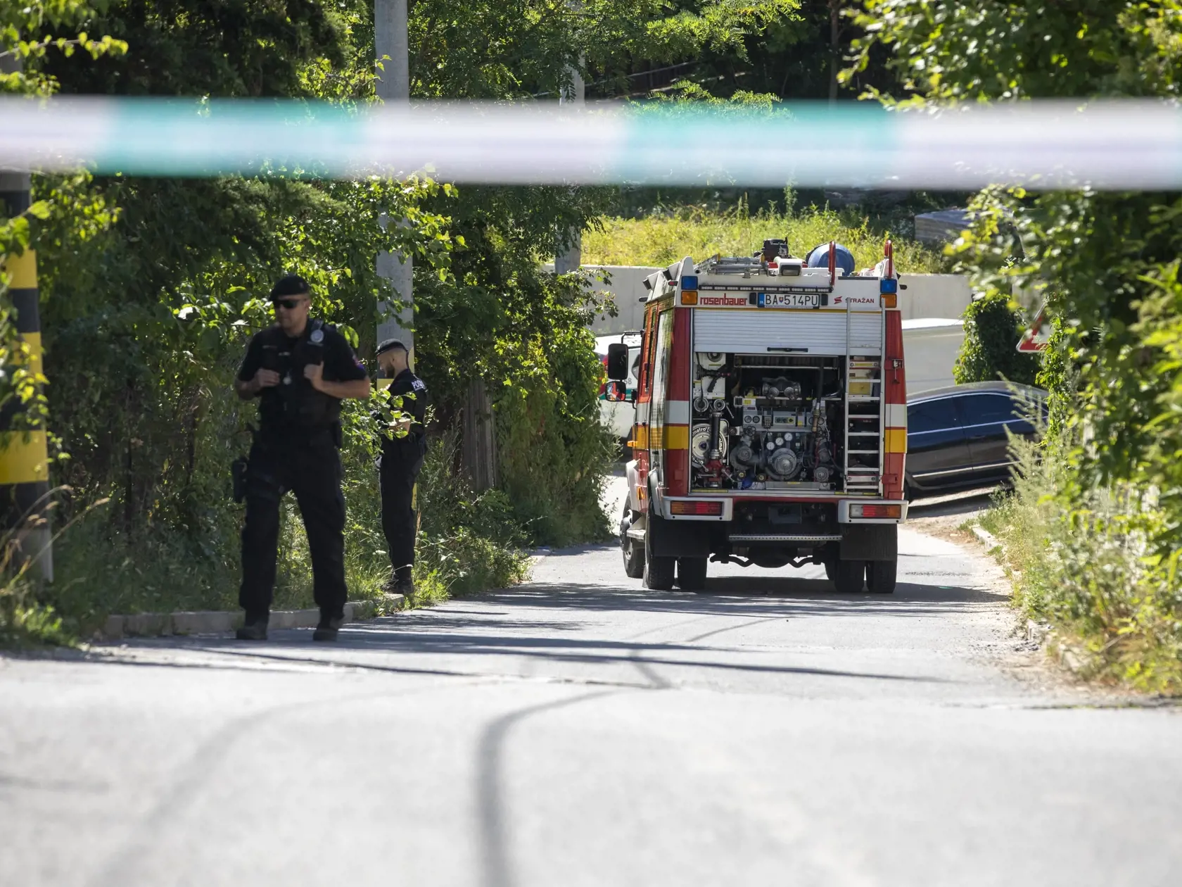 Na síimke sú policajti a záchranné zložky na Neronetovej ulici v Bratislave, kde sa strieľalo. 