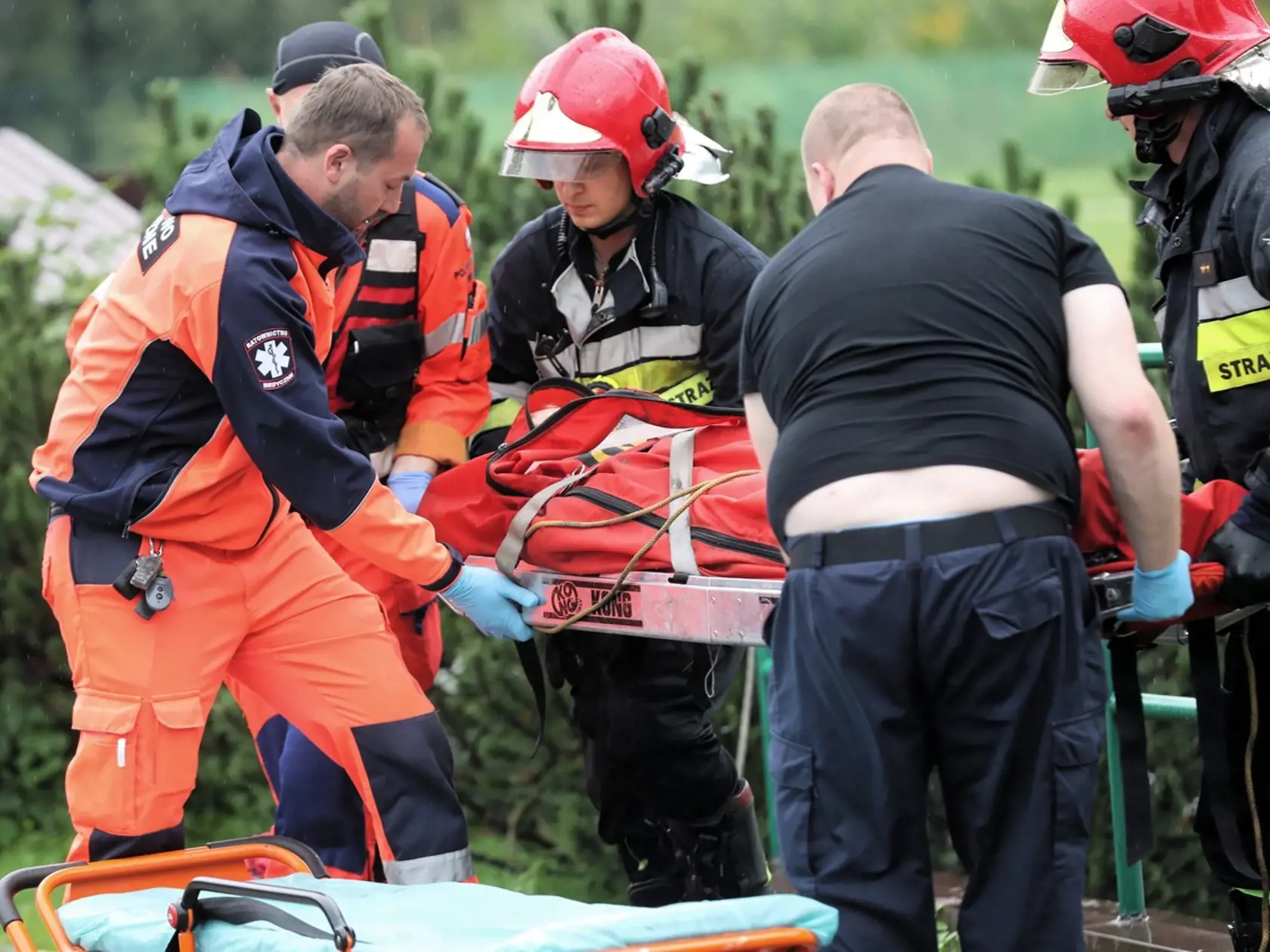 Záchranná akcia v poľských Tatrách spred 2 rokov. Pri údere blesku sa zranilo najmenej 140 ľudí.