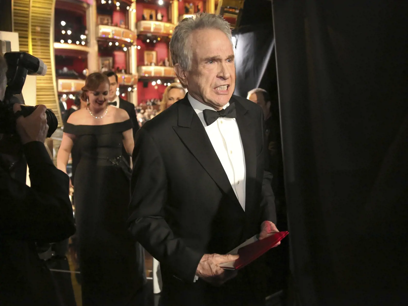 Warren Beatty najskôr vyhlásil nesprávneho víťaza, potom sa ospravedlňoval.
