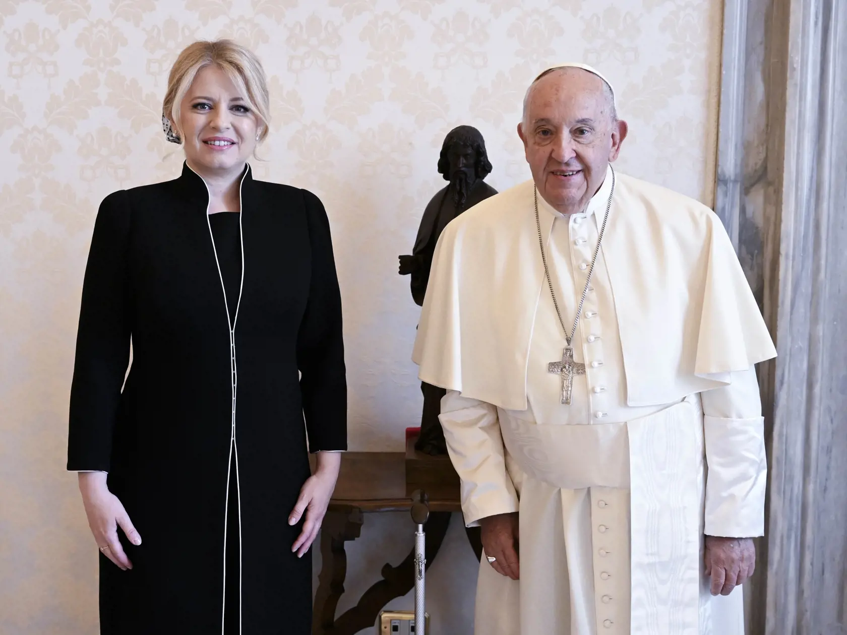 WA 18 Vatikán - Odchádzajúca slovenská prezidentka Zuzana Čaputová a pápež František pózujú počas osobnej audiencie vo Vatikáne v sobotu 1. júna 2024. Išlo už o ich štvrté vzájomné stretnutie. Prezidentku sprevádzali aj matky troch dievčat, ktoré tragicky zahynuli pri aprílovej nehode autobusu v Spišskom Podhradí, keď cestovali na diecézne stretnutie mládeže. FOTO TASR/Vatican News