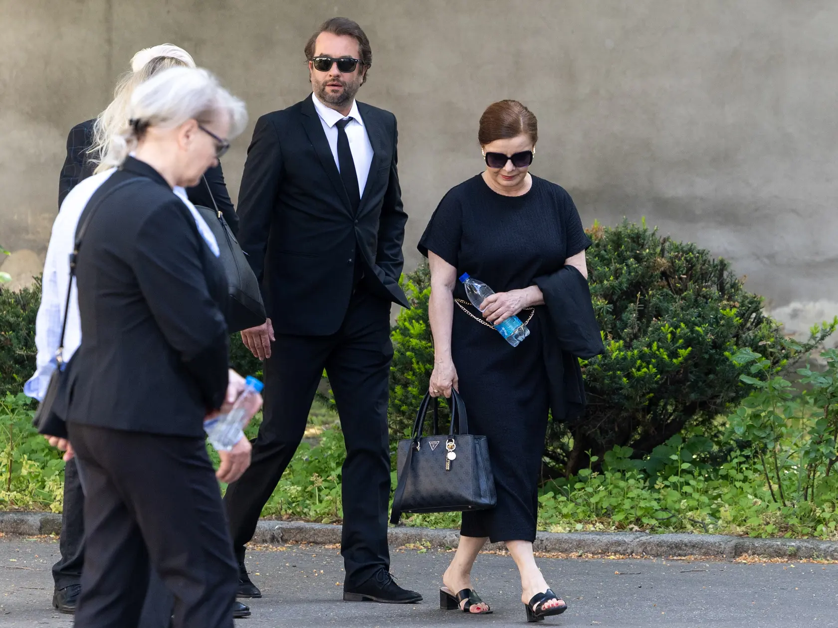 Rozlúčka s Danielou Kovárovou, manželkou herca Františka Kovára. Na snímke spredu Vladimír Kobielsky a Zuzana Tlučková.