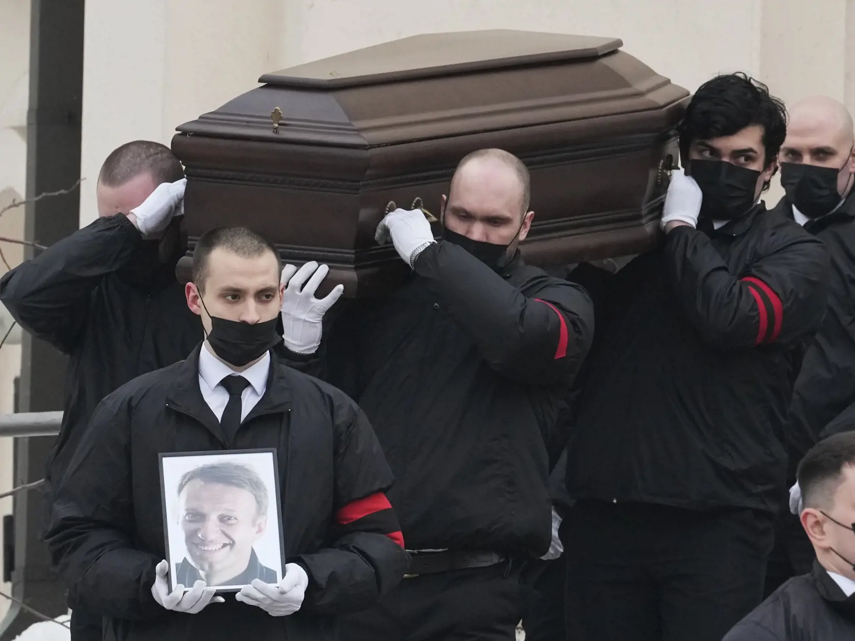 Na snímke zamestnanci vynášajú truhlu s pozostatkami ruského opozičného lídra Alexaja Navaľného z bohorodičného Chrámu ikony Utíš môj smútok v moskovskom rajóne Maryno v Moskve v piatok 1. marca 2024.