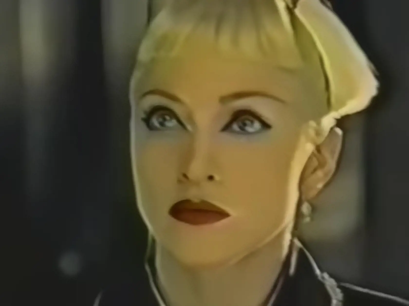 3. MADONNA
V máji 1995 nakrútili Madonnu v japonskej televíznej reklame pre Takaru, výrobcu saké. Madonna v topánkach gejše vstupuje do brlohu zlatého draka za zvukov hudby, ktorú napísala a nahrala špeciálne pre túto reklamu. Keď sa priblíži k netvorovi, vytiahne meč a odreže mu z tlamy magickú zlatú guľu, ktorá sa potom premení na pohár saké.