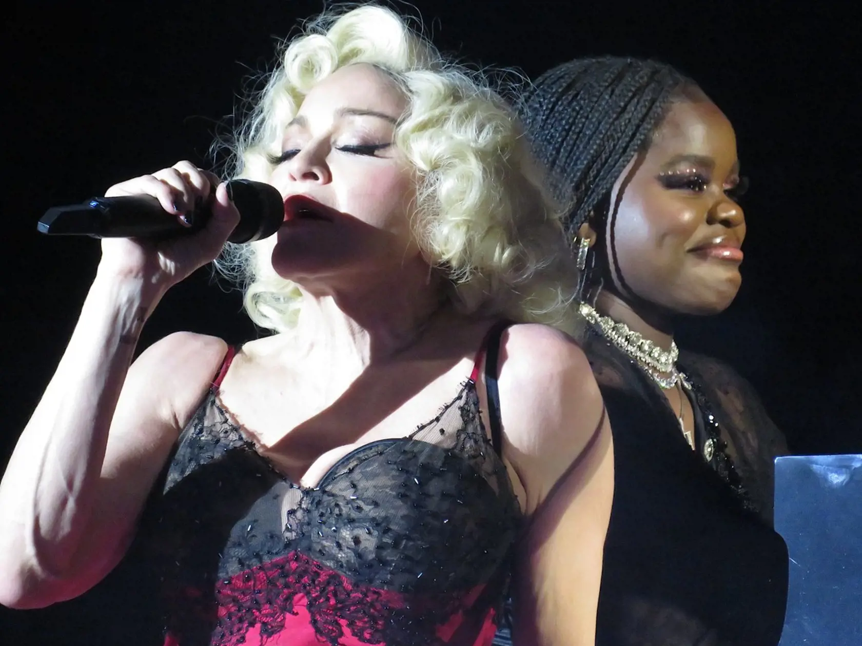 Na najnovšom koncerte to Madonna poriadne rozbalila. Diváci si však všimli jej zostarnutej tváre. Podľa britského denníka sa jej botox už začal rozpúšťať.