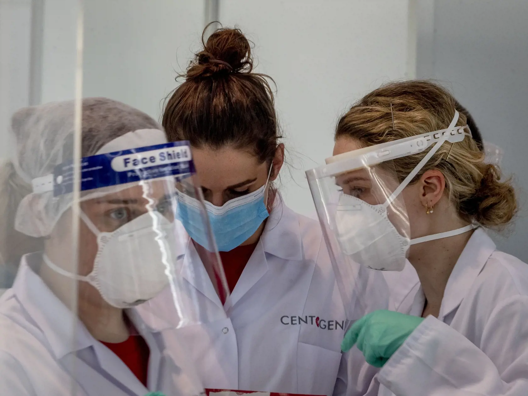 Nemeckí zdravotníci v ochranných odevoch a s ochrannými štítmi na zabránenie šíreniu nového koronavírusu čakajú na pasažierov prichádzajúcich z rizikových krajín počas testovania na ochorenie COVID-19 na letisku vo Frankfurte.