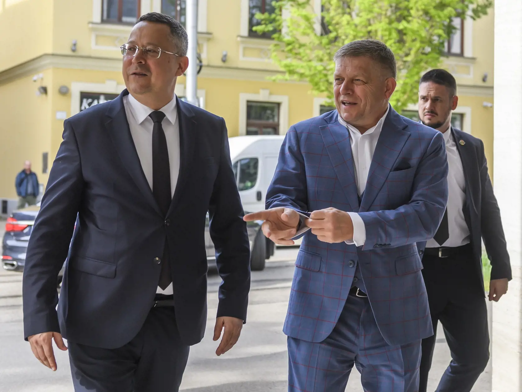 Na snímke predseda vlády SR Robert Fico (Smer-SD) prichádza na kontrolný deň na Ministerstve financií SR, vľavo minister financií SR Ladislav Kamenický (Smer-SD) v Bratislave 8. apríla 2024. FOTO TASR - Jaroslav Novák