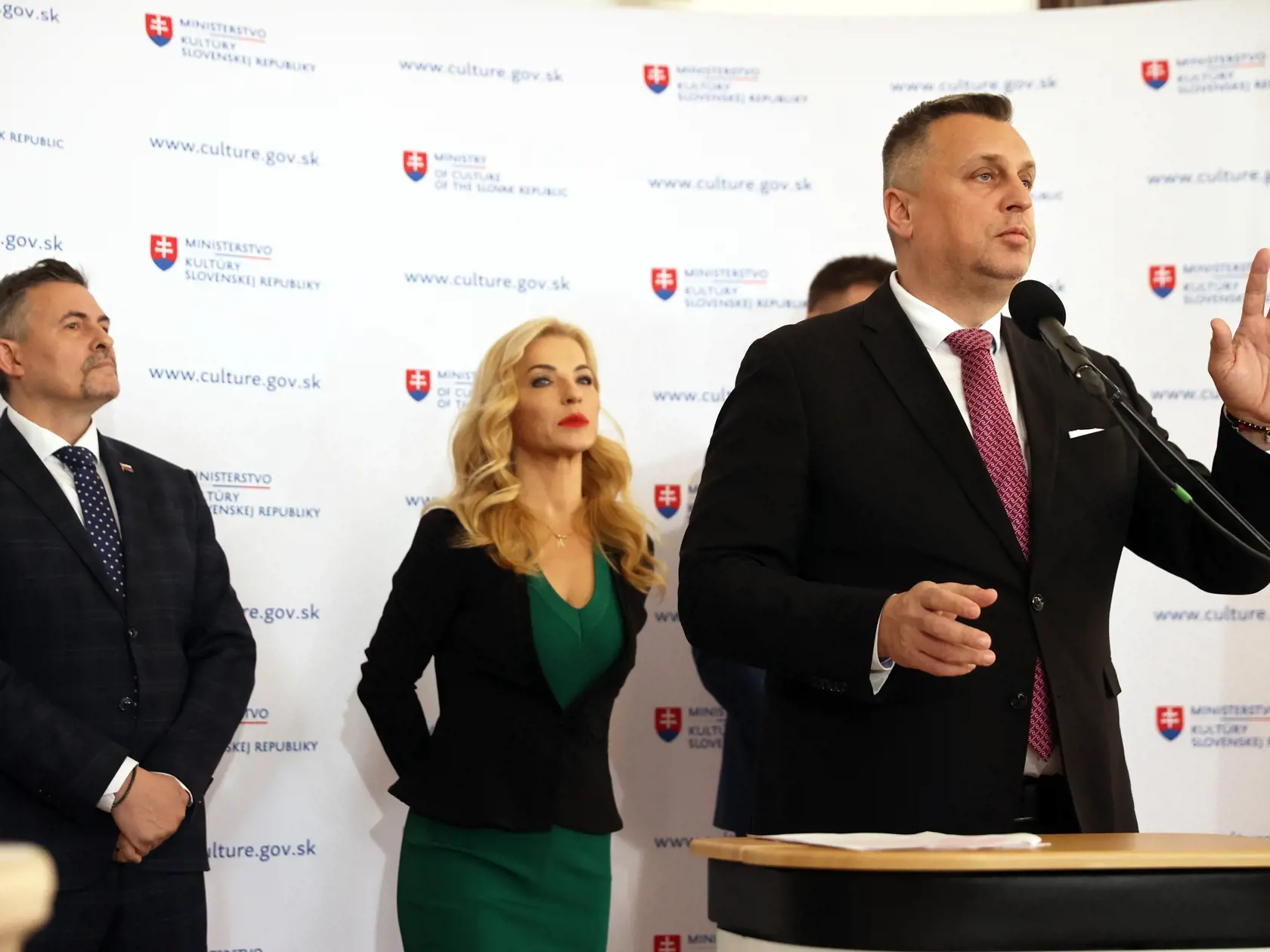 Machala sa zastal svojej šéfky a Kollárovi poriadne naložil.