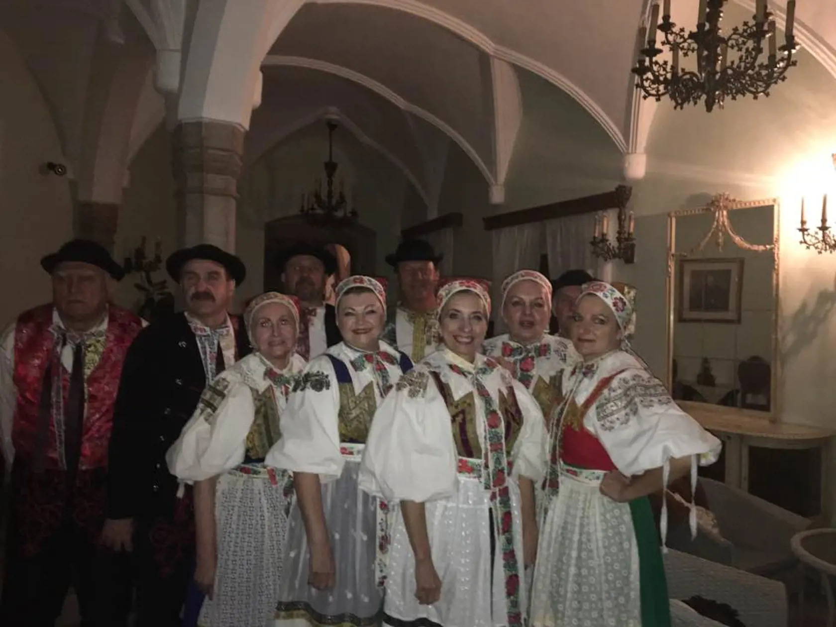 Naša poslankyňa v slovenskom kroji obklopená folkloristami.