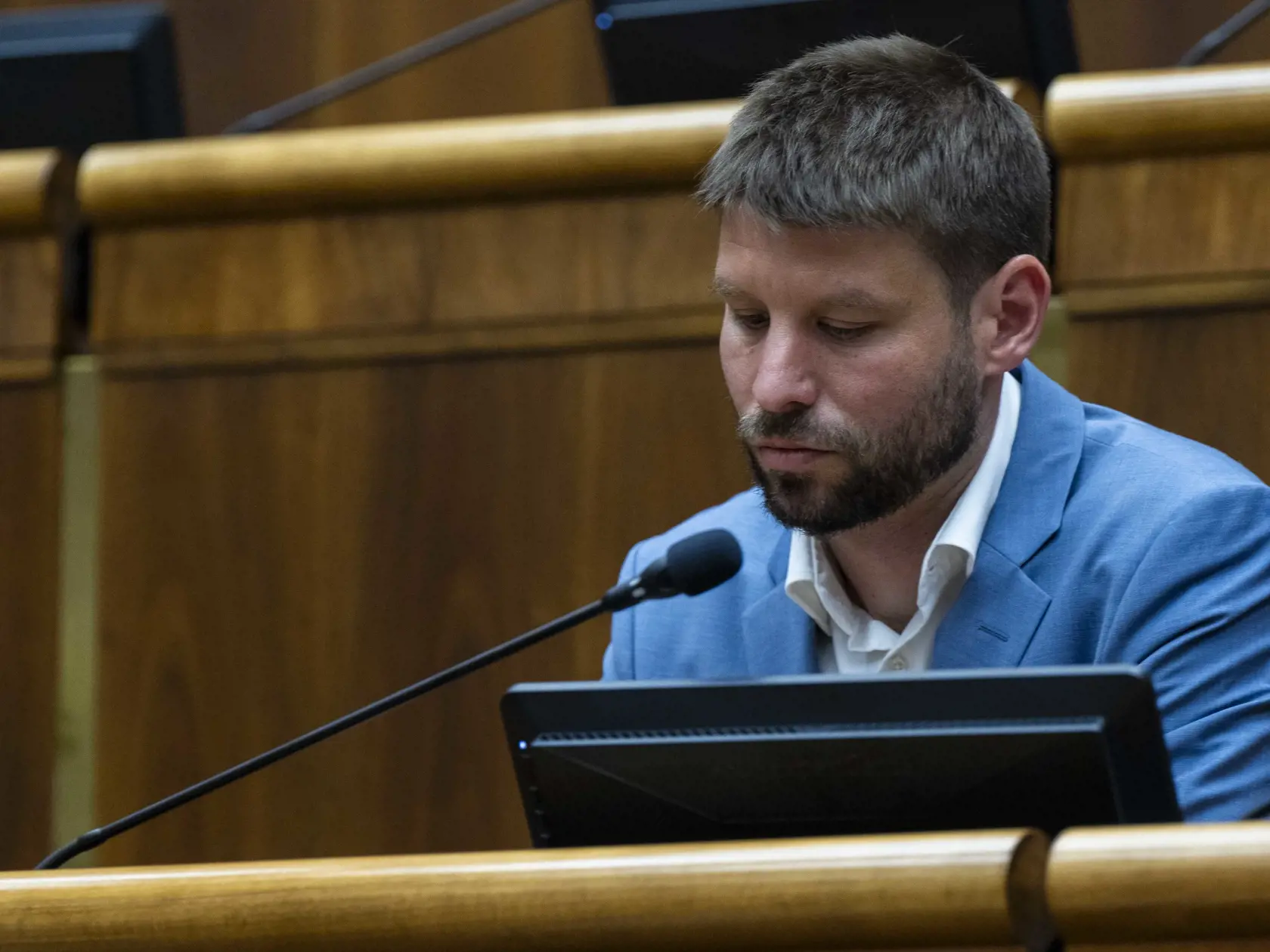 Na snímke podpredseda NRSR Michal Šimečka (Progresívne Slovensko) počas 18. schôdze Národnej rady SR, ktorá bola zvolaná k odvolaniu ministerky kultúry SR Martiny Šimkovičovej (nominantka SNS) 20. augusta 2024 v Bratislave.