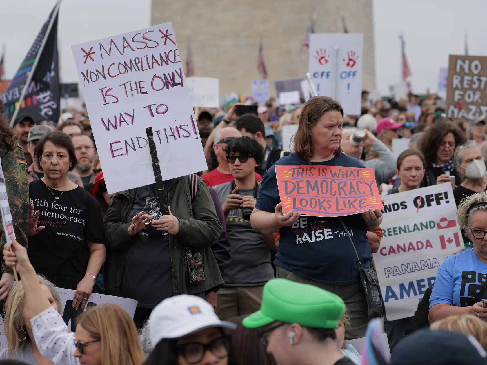  Protestujúci sa zúčastňujú na zhromaždení „Ruky preč“, ktoré je demonštráciou proti americkému prezidentovi Donaldovi Trumpovi na National Mall 5. apríla 2025 vo Washingtone. Protesty proti politike Trumpovej administratívy a Ministerstva pre efektívnosť vlády (DOGE) Elona Muska sa konajú po celej krajine v rámci akcie, ktorú organizátori nazývajú Národný deň akcie.