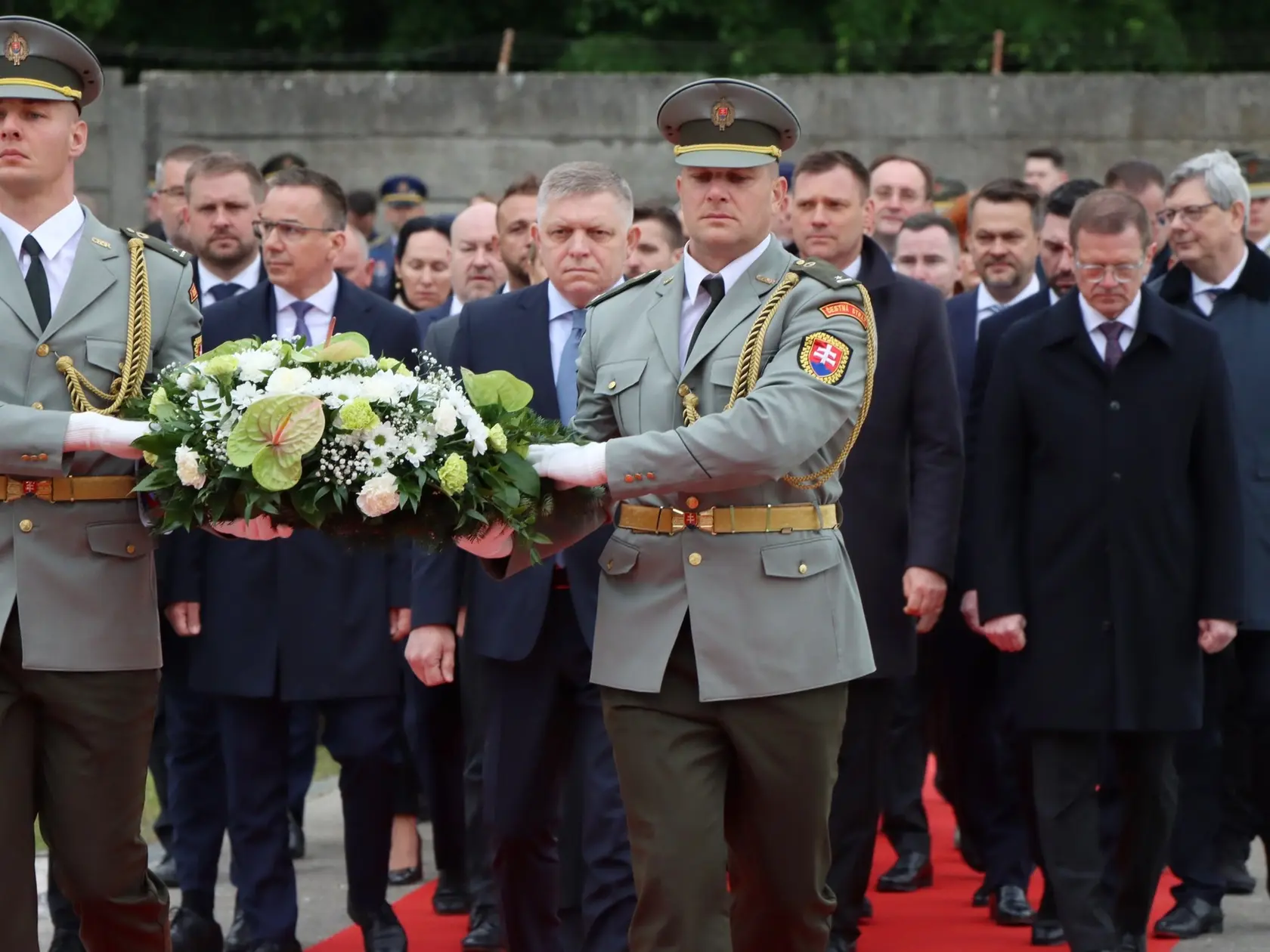 „Dnes sme si v Piešťanoch pripomenuli 80. výročie víťazstva nad fašizmom – výročie konca hrôz, na ktoré nesmieme nikdy zabudnúť. Deň sme otvorili pietnym aktom kladenia vencov – so všetkou vážnosťou a úctou k tým, ktorí položili život za hodnoty, ktoré dnes bránime v mierových podmienkach,“ napísal Susko. 