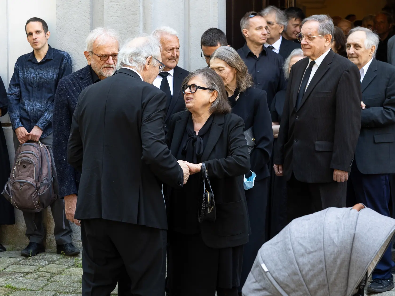 Rozlúčka s Danielou Kovárovou, manželkou herca Františka Kovára. Na snímke Zuzana Kronerová sa prihovára Františkovi Kovárovi.