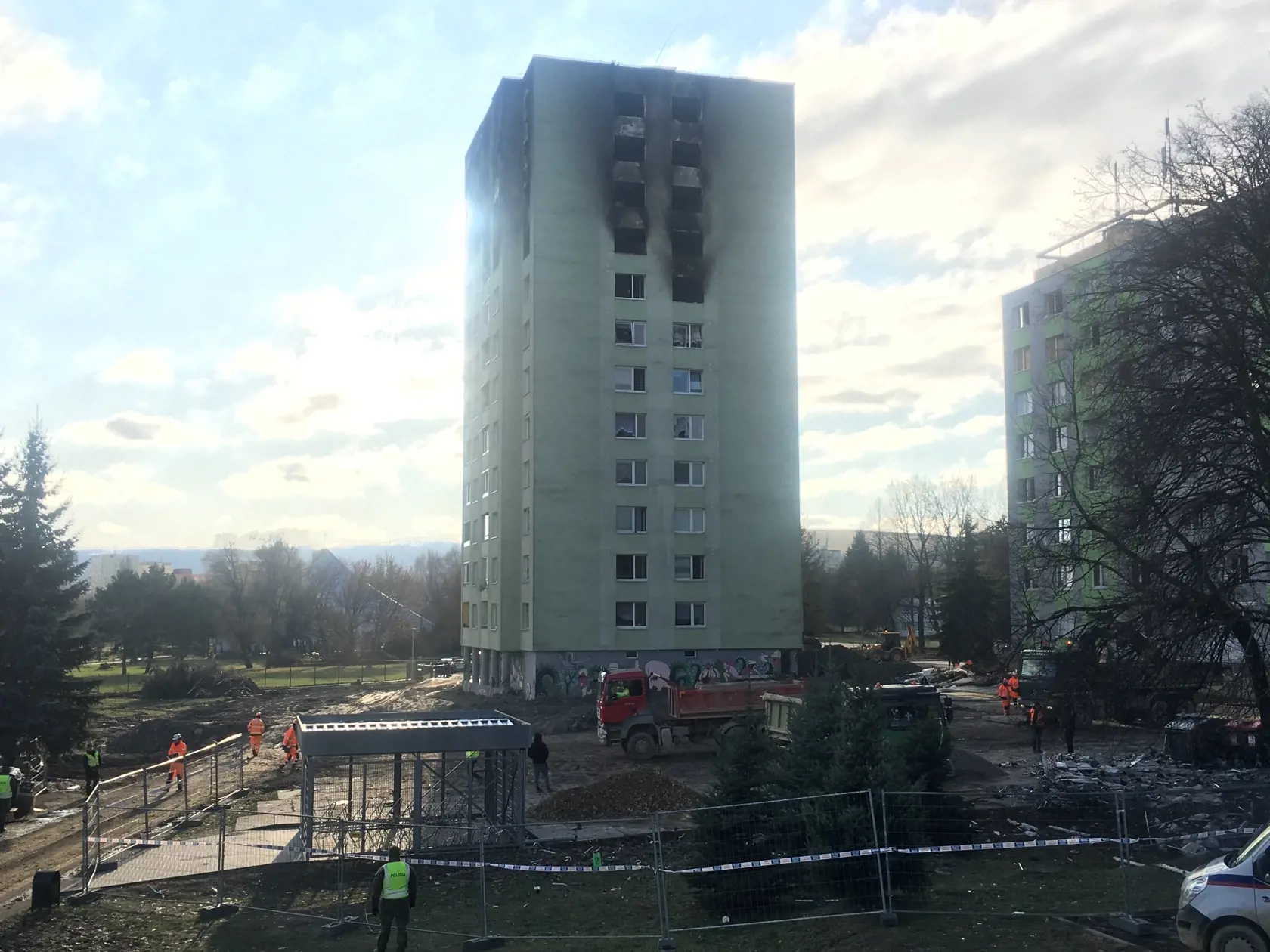 K vybuchnutej bytovke mieri žeriav z Česka, ktorý kliešťami bude rozoberať zničenú bytovku z vrchu.