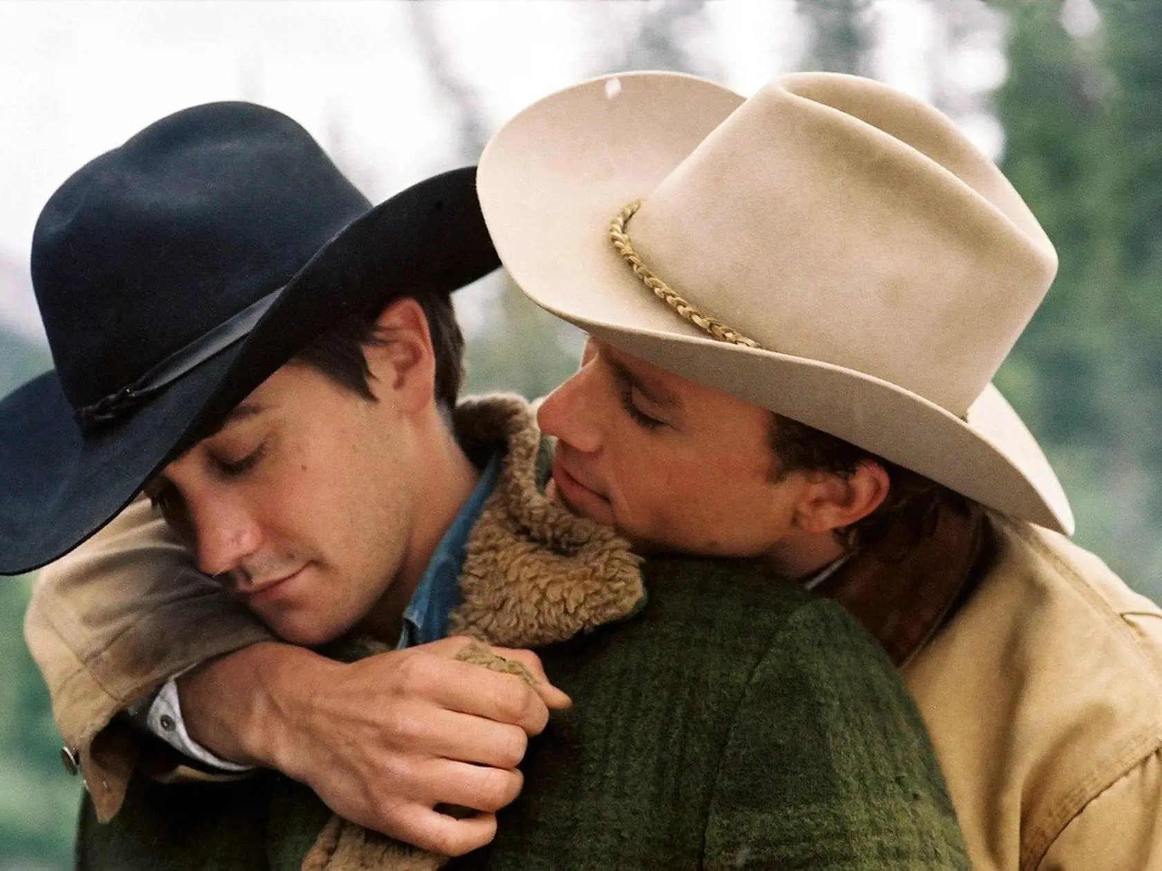 Jake Gyllenhaal je už skúsený hollywoodsky herec, ktorý si dokonca zahral, aj ľúbostné homosexuálne scény s hercom Heathom Ledgerom (†28) pri nakrúcaní filmu Skrotená hora (2005), hoci je v civile heterosexuál.