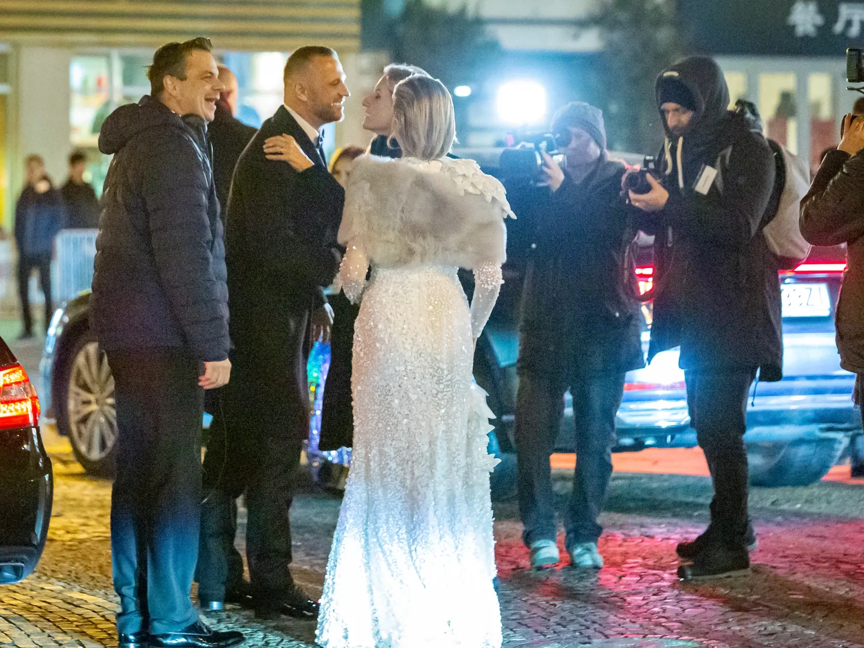 Na snímke Marián Gáborík s maželkou Ivanou prichádzajú na jubilejný 20. ročník Plesu v opere, ktorý sa konal v historickej budove SND. Dano Dangl a Adela Vinczeová si prichystali na Mariána Gáboríka poriadny žart.