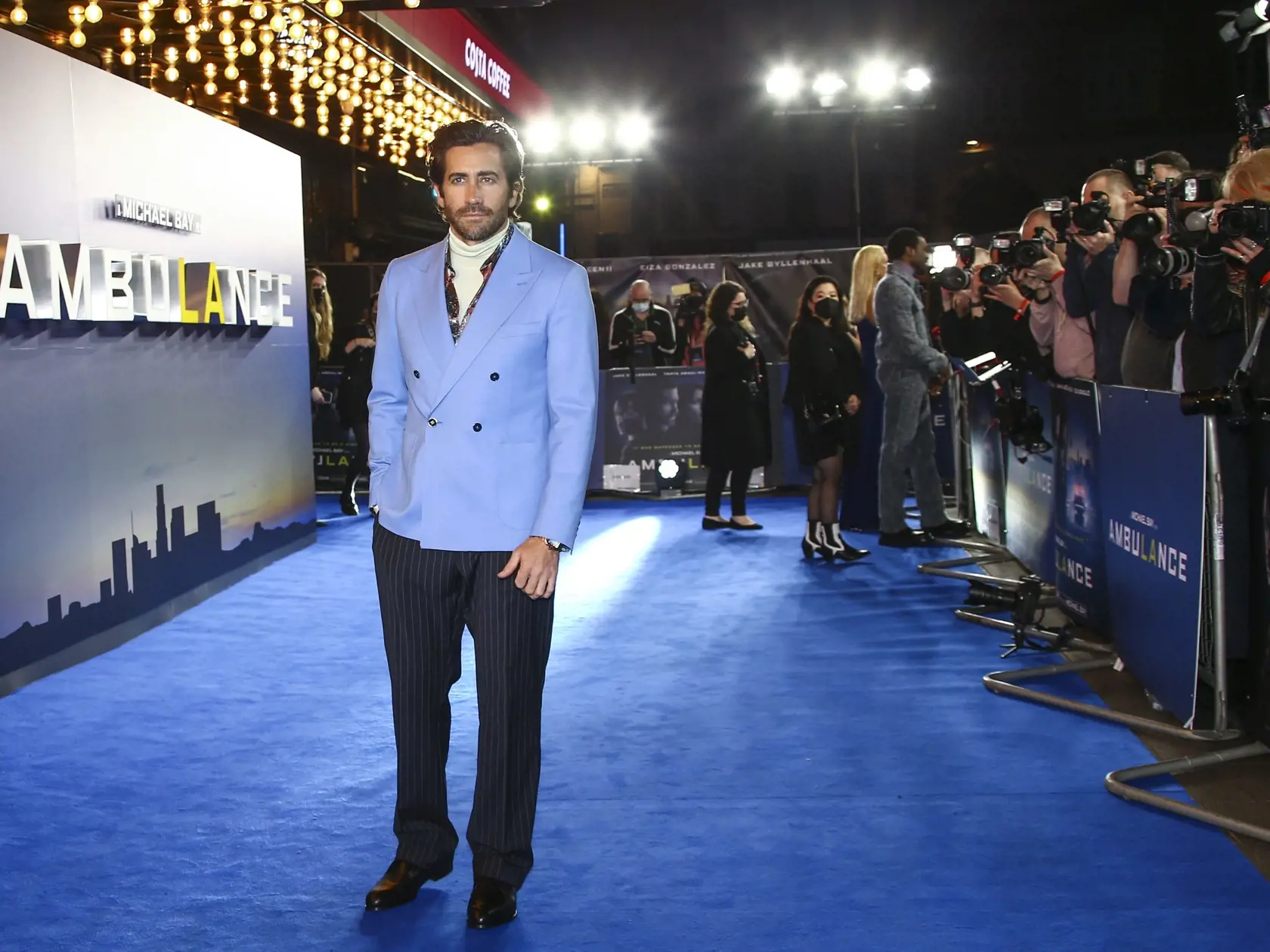Jake Gyllenhaal je už skúsený hollywoodsky herec, ktorý si dokonca zahral, aj ľúbostné homosexuálne scény s hercom Heathom Ledgerom (†28) pri nakrúcaní filmu Skrotená hora (2005), hoci je v civile heterosexuál.