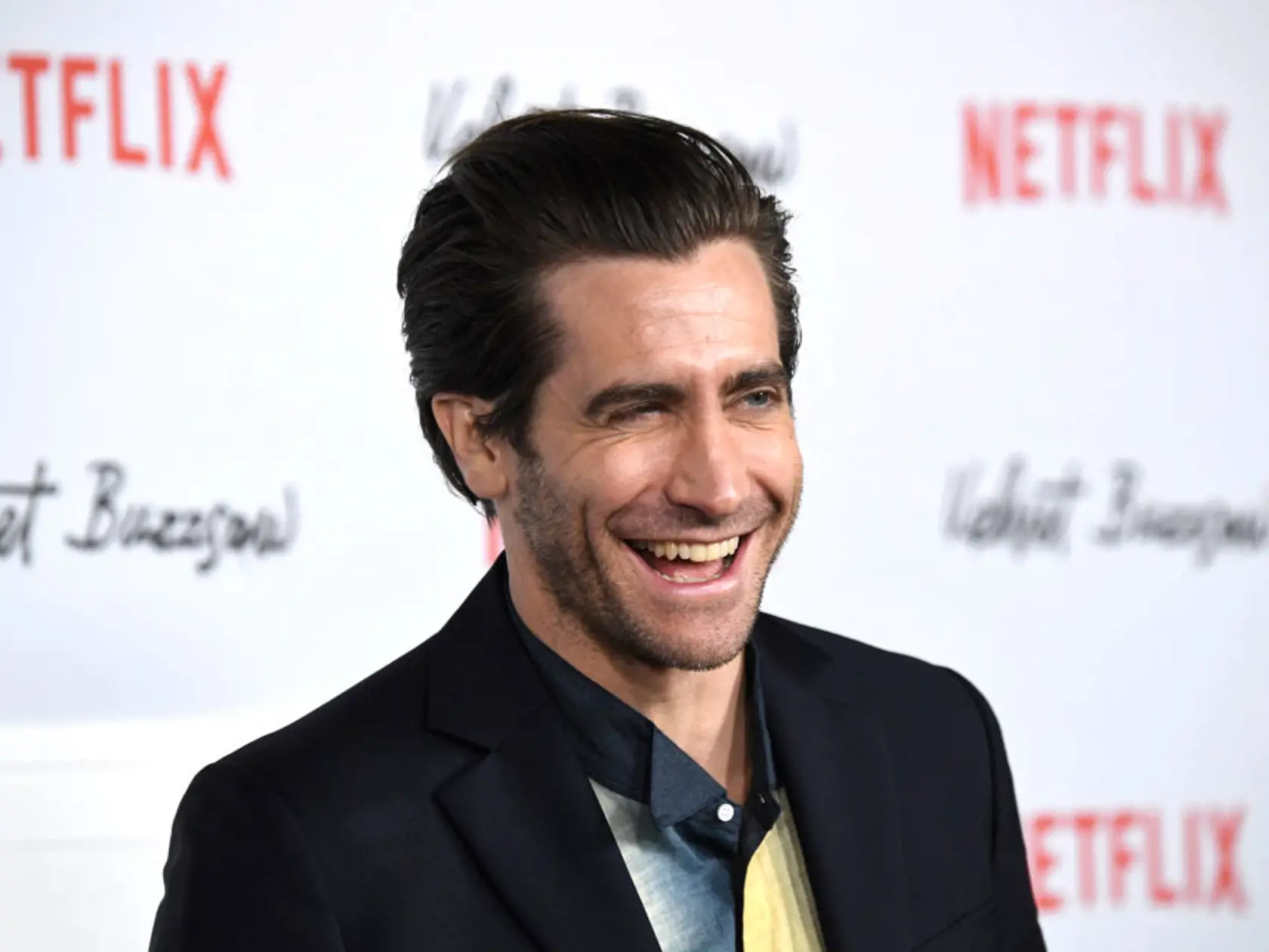 Celú situáciu však skomplikoval fakt, že Gyllenhaal bol v tom čase bláznivo zamilovaný do Aniston! "Je to zvláštne, ale milostné scény sú trápne, pretože ich sleduje 30, 50 ľudí. To ma nevzrušuje. Je to zvláštne mechanické,“ doplnil svoju odpoveď herec. Tieto milostné scény prirovnal k bojovým, vraj ide o akýsi tanec, choreografiu pred kamerou.