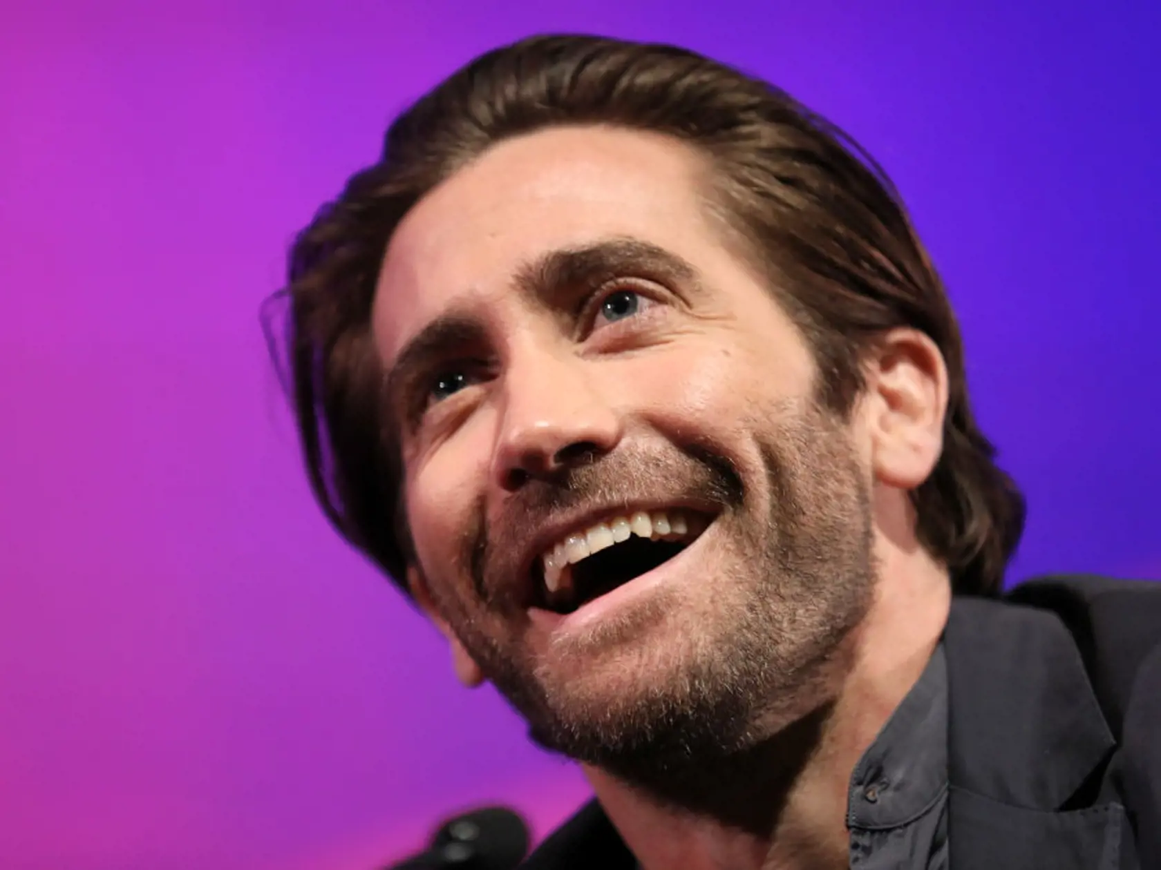 Celú situáciu však skomplikoval fakt, že Gyllenhaal bol v tom čase bláznivo zamilovaný do Aniston! "Je to zvláštne, ale milostné scény sú trápne, pretože ich sleduje 30, 50 ľudí. To ma nevzrušuje. Je to zvláštne mechanické,“ doplnil svoju odpoveď herec. Tieto milostné scény prirovnal k bojovým, vraj ide o akýsi tanec, choreografiu pred kamerou.
