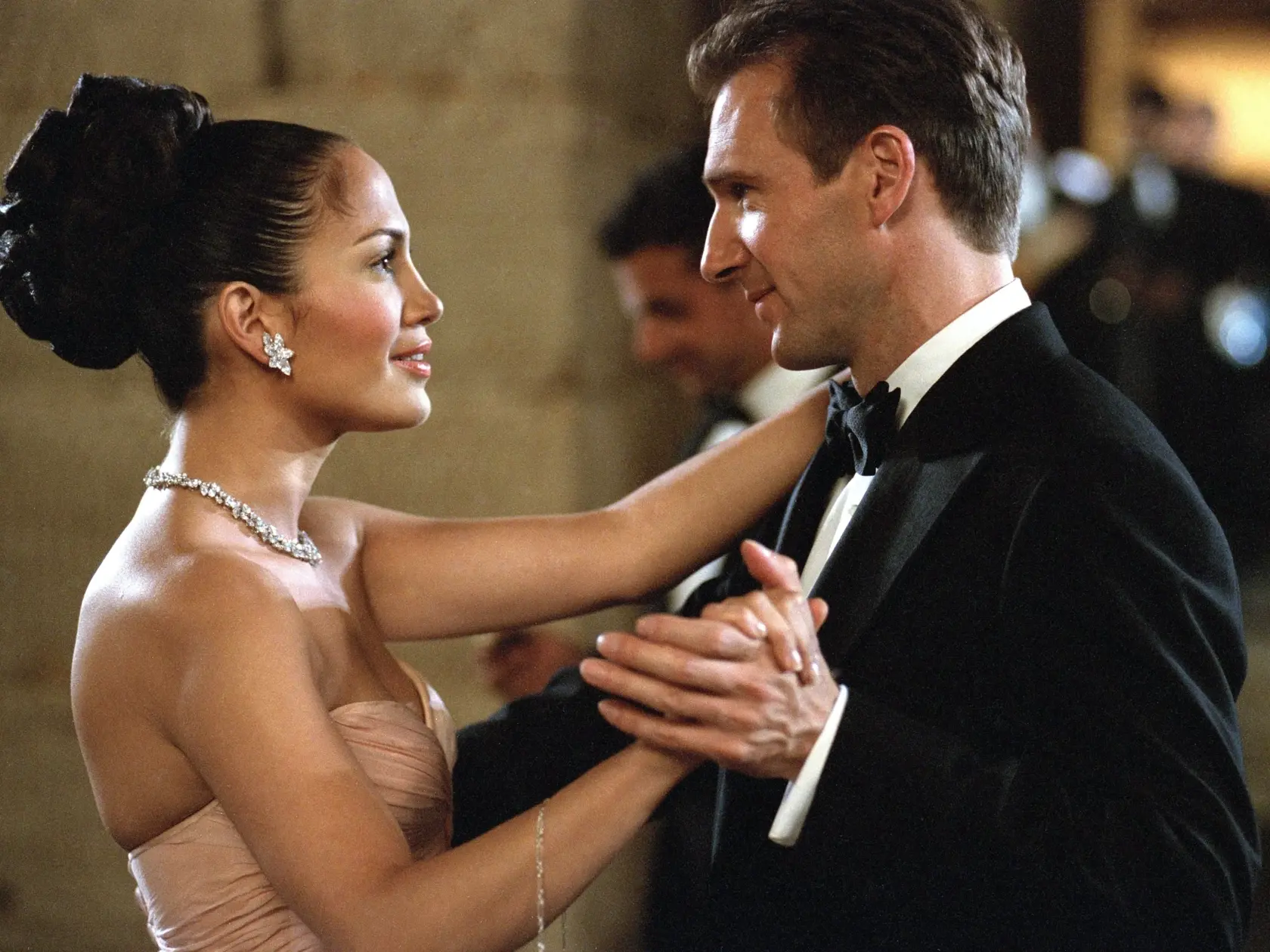 Jennifer Lopez a Ralph Fiennes v romantickom filme Kráska z Manhattanu.