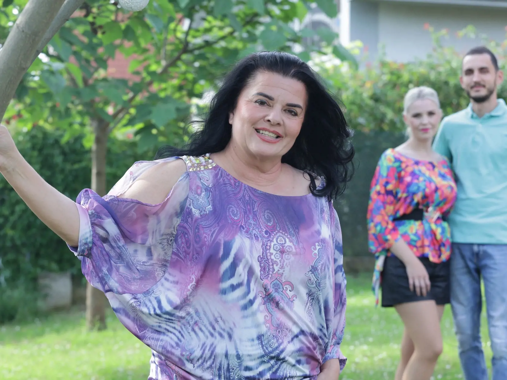 Je presvedčená, že sa jej to však teraz v dobrom všetko vracia a ukazuje na mladý pár vedľa seba. Práve Enza, ktorý jej nečakane vstúpil do života, vníma ako svojho syna a on ju zas ako vlastnú mamu.