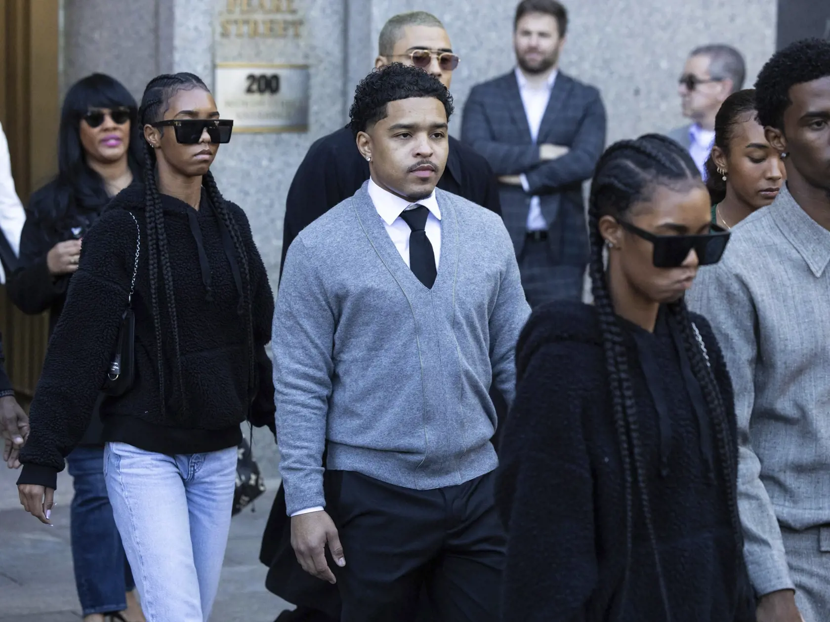 Na snímke deti amerického rapera Seana "Diddy" Combsa, vpravo King Combs, druhý vľavo Justin Dior Combs a dvojičky D'Lila Combsová a Jessie Combsová odchádzajú z federálneho súd 10. októbra 2024 v New Yorku. Americký raper Sean "Diddy" Combs sa 5. mája budúceho roka postaví pred federálny súd pre obvinenia z obchodovania s bielym mäsom a vydierania. Combs je od svojho zadržania v polovici septembra vo väzbe.