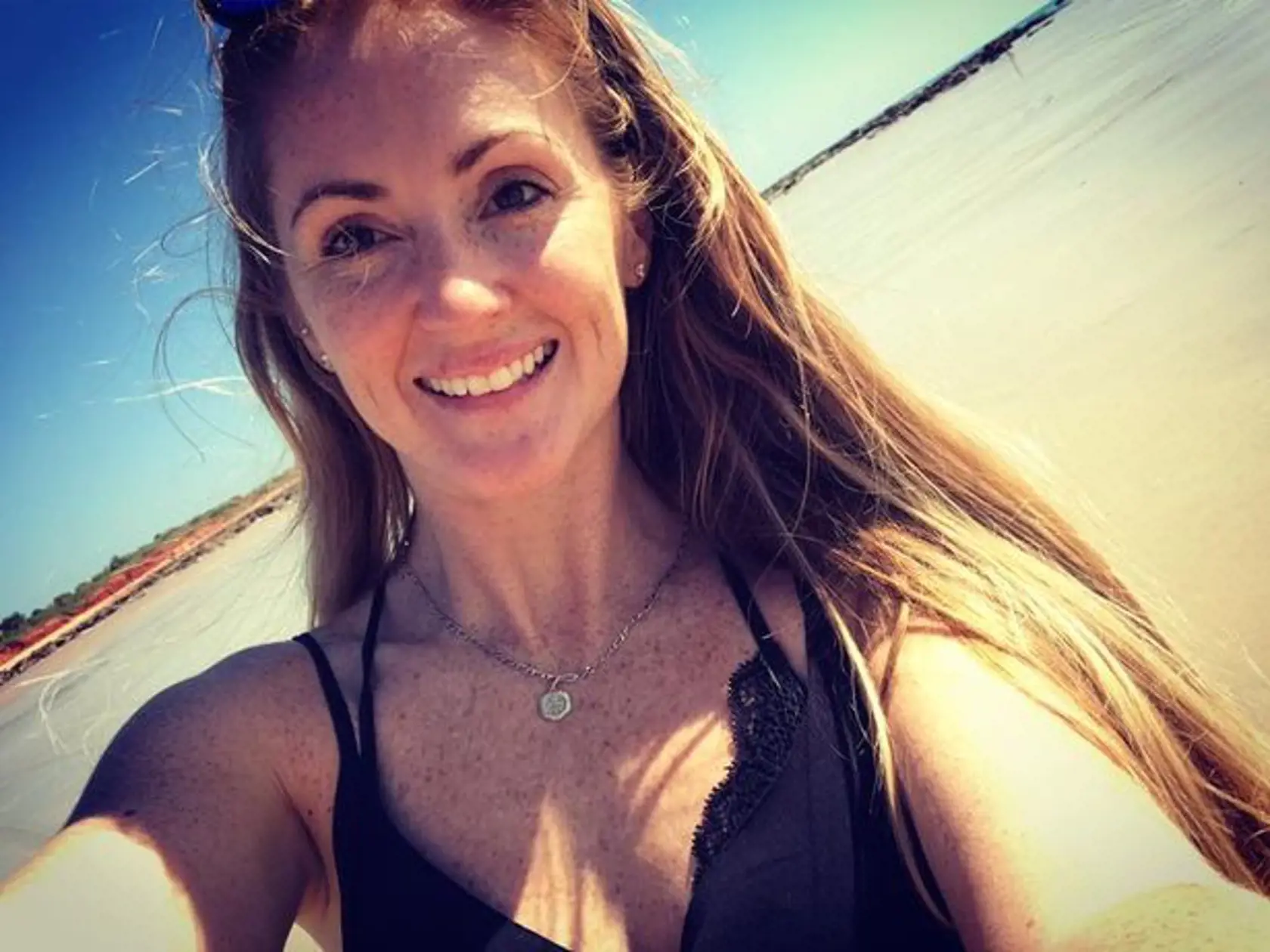 Melissa kŕmila žraloka holou rukou. Mala z pekla šťastie, že neprišla ani len o prst, za ktorý ju žralok stiahol do vody.