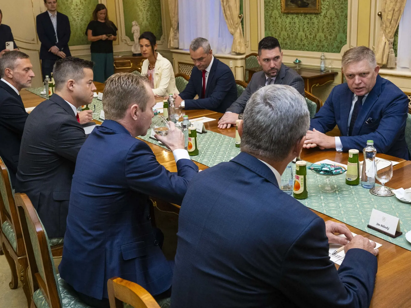 Na snímke zľava generálny riaditeľ Tesco Martin Kuruc, predseda Slovenskej aliancie moderného obchodu (SAMO) Martin Krajčovič, prezident Zväzu obchodu SR Filip Kasana, predseda predstavenstva Coop Jednota Ján Bilinský a vpravo premiér SR Robert Fico (Smer-SD) a minister pôdohospodárstva a rozvoja vidieka SR Richard Takáč (Smer-SD) počas spoločného stretnutia na Úrade vlády SR 19. septembra 2024 v Bratislave.