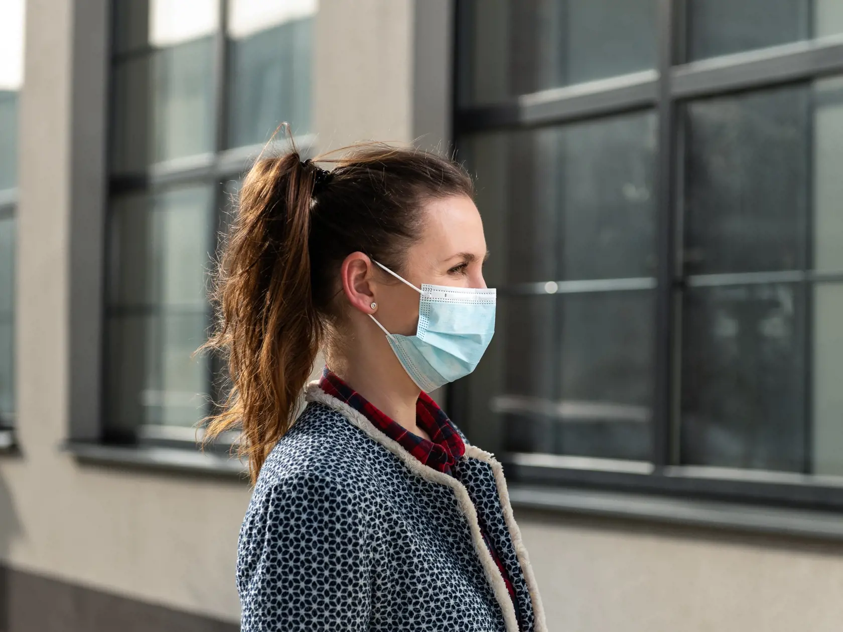 Jednorazové chirurgické rúška od slovenskej firmy Medical Sixtine vyrábajú na automatickej linke a každé je balené osobitne. Stanete sa tak prvou osobou, ktorá sa rúška dotkne.