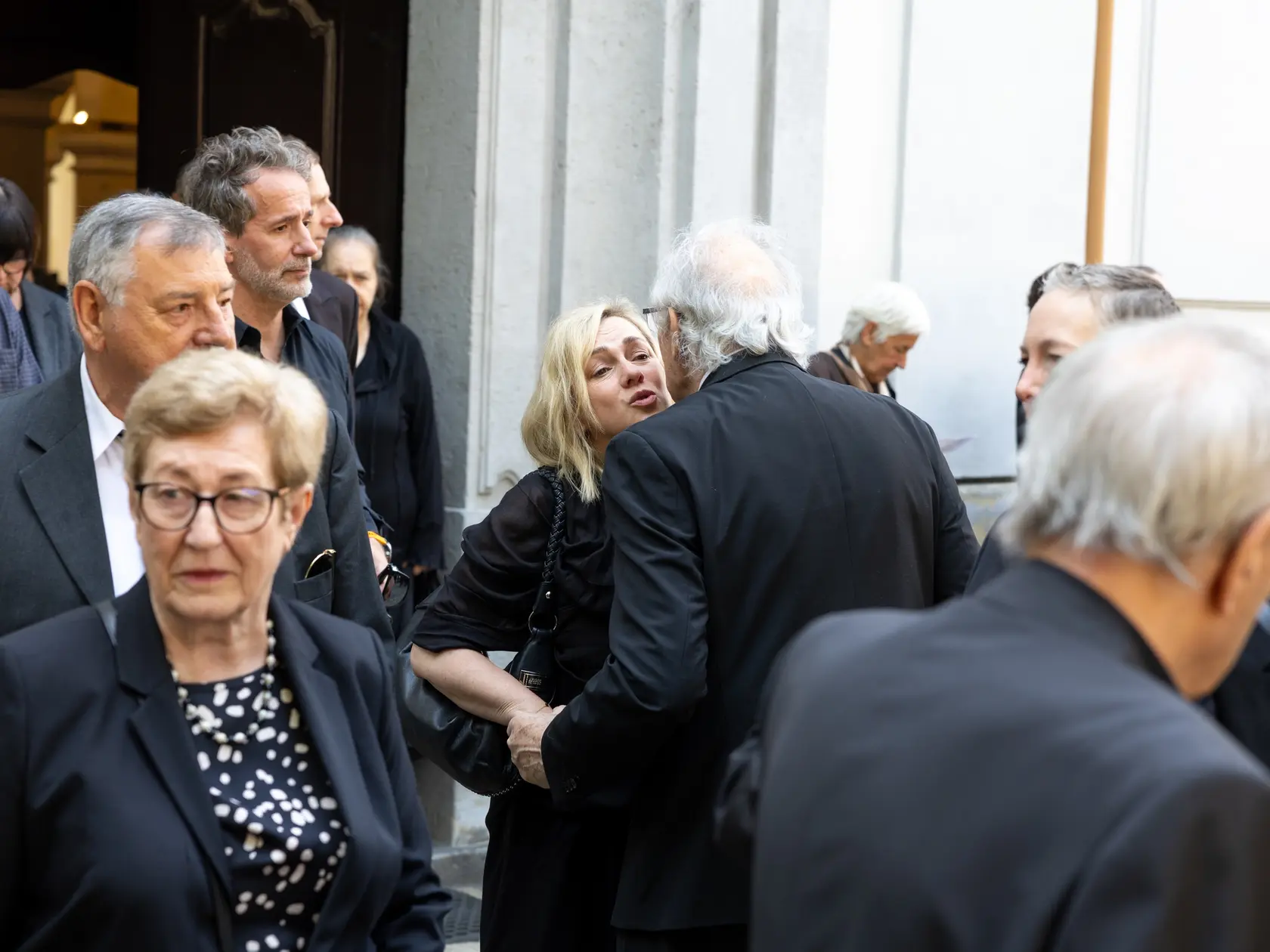Rozlúčka s Danielou Kovárovou, manželkou herca Františka Kovára. Na snímke Monika Hilmerová objíma Františka Kovára.