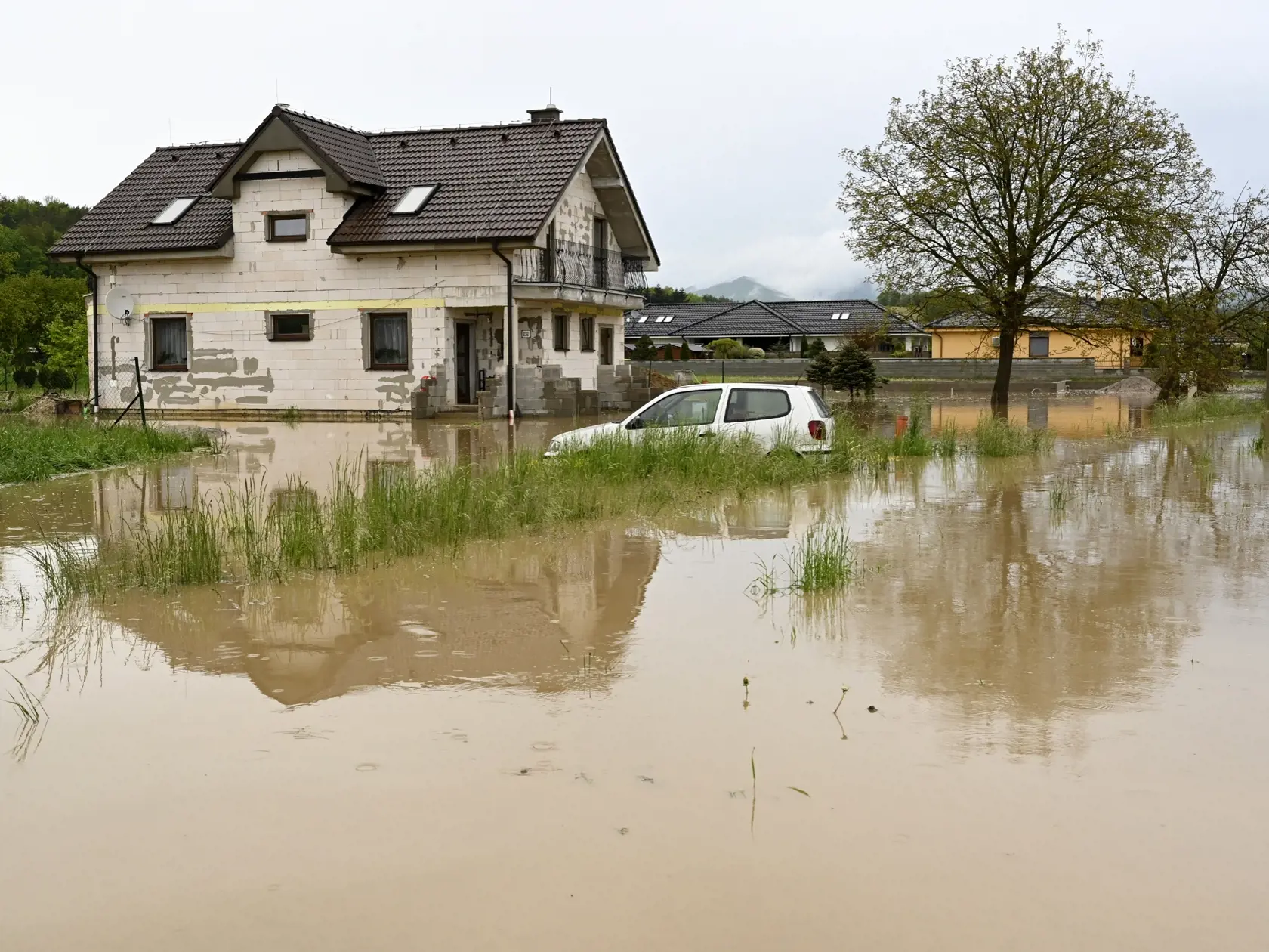 Na Záhorí sa však môžu vyskytnúť aj povodne. Na snímkach záplavy z mája 2021.