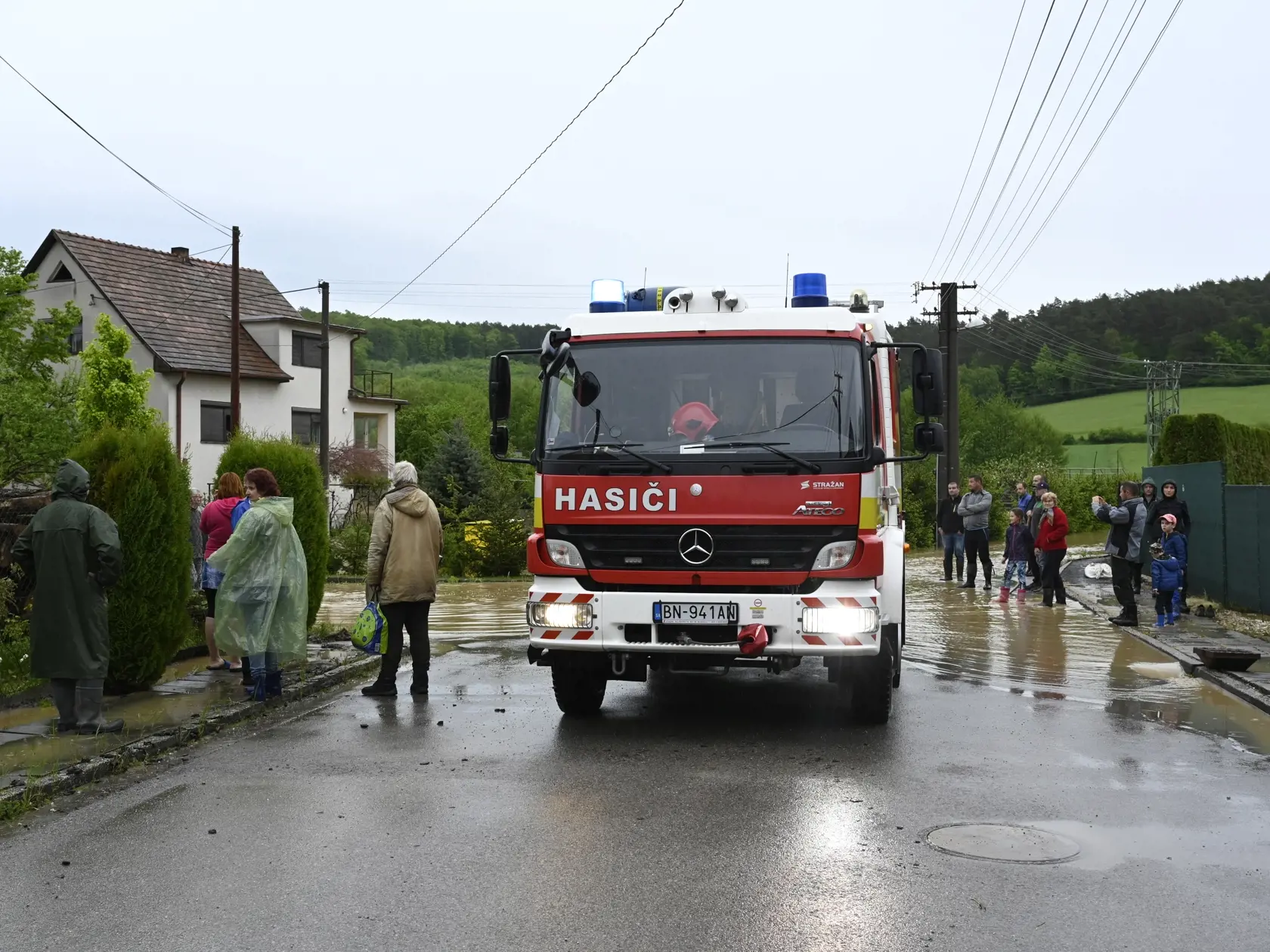 Na Záhorí sa však môžu vyskytnúť aj povodne. Na snímkach záplavy z mája 2021.