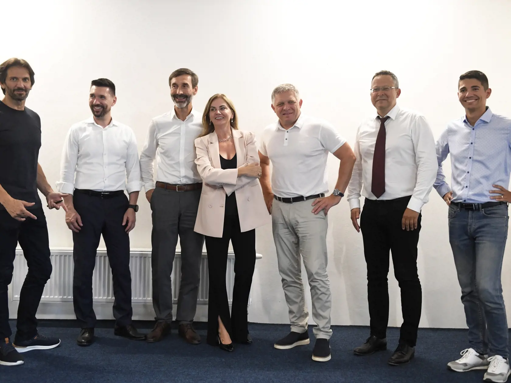 Z mítingu strany SMER-SD v Jumbo centre v Košiciach 16. augusta 2023. Na snímke zľava členovia strany Robert Kaliňák, Richard Takáč, Juraj Blanár, Monika Beňová, predseda strany Robert Fico, Ladislav Kamenický a Erik Kaliňák. FOTO TASR – František Iván