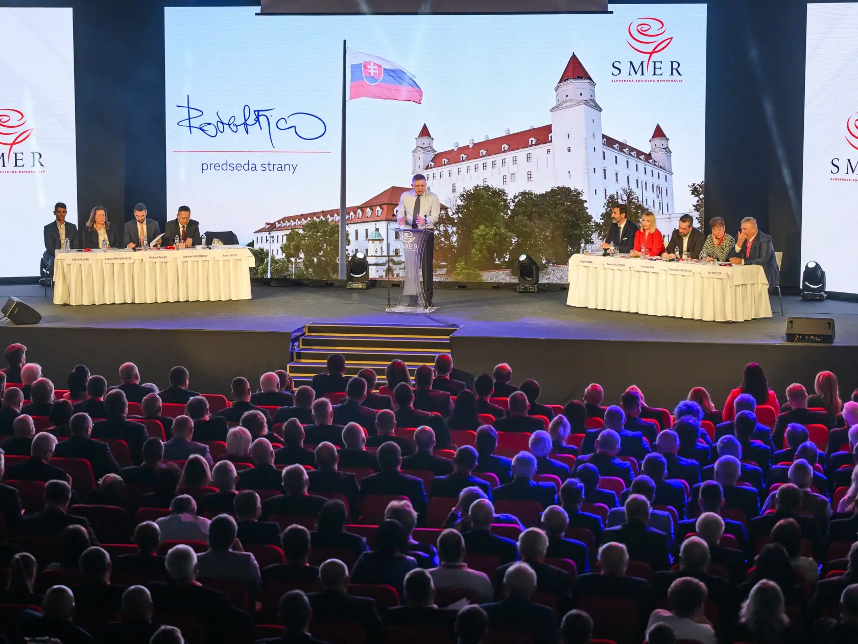 Na snímke uprostred predseda Smer-SD Robert Fico hovorí počas snemu strany Smer-SD v piatok 17. novembra 2023 v Bratislave. FOTO TASR - Jaroslav Novák 
