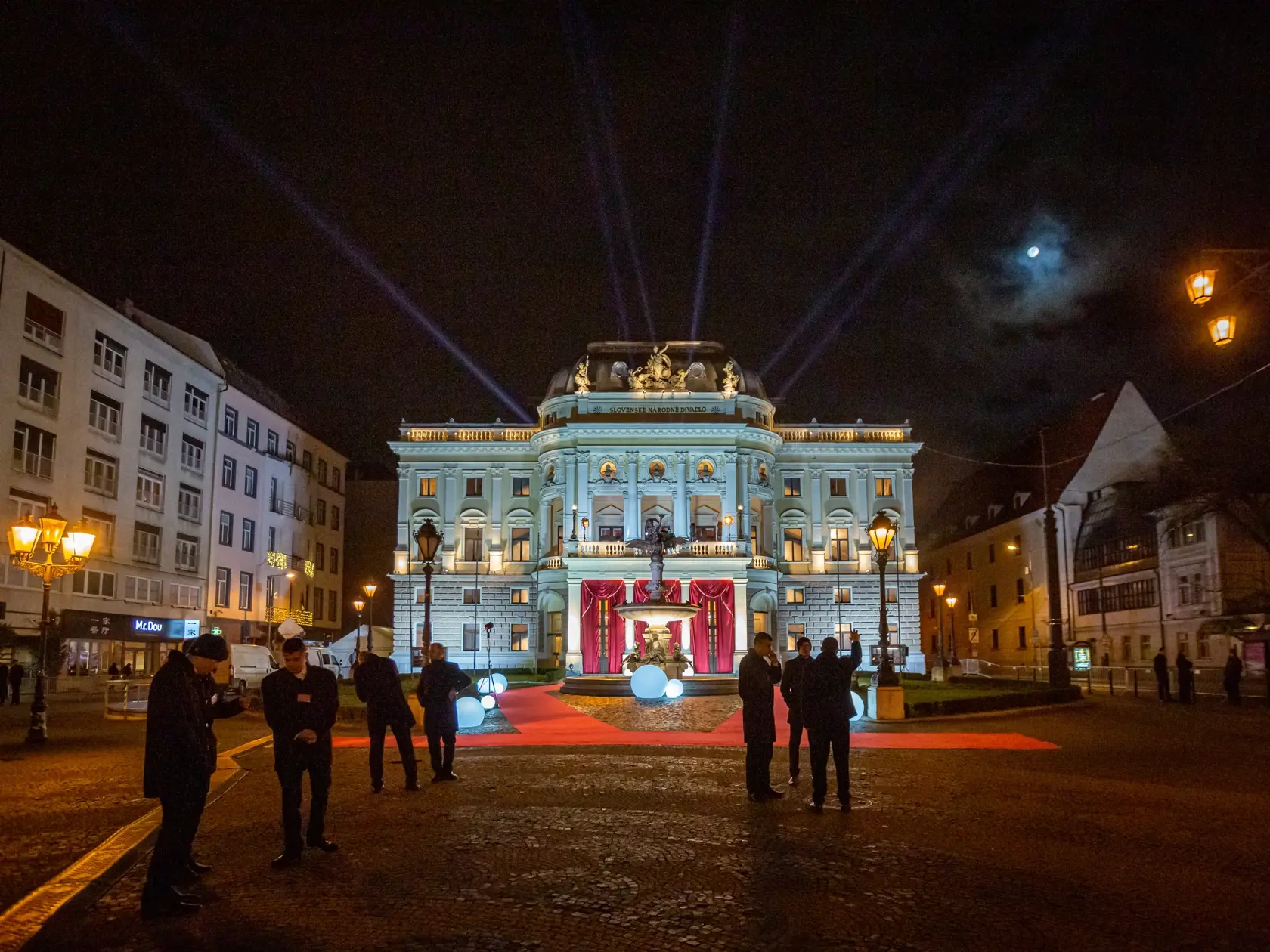 Na snímke historická budova SND v ktorej sa konal jubilejný 20. ročník Plesu v opere. O poriadok v okolí sa starala polícia.