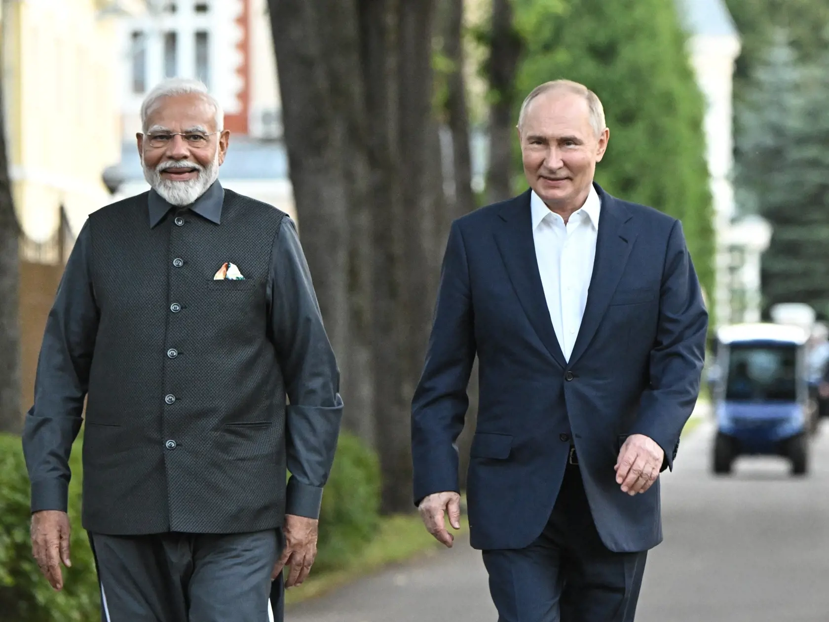JB 3 Moskva - Ruský prezident Vladimir Putin (vpravo) kráča s indickým premiérom Naréndrom Módím počas ich stretnutia v jeho rezidencii Novo-Ogarjovo pri Moskve 8. júla 2024. Módí sa v pondelok na neformálnej schôdzke stretol v Moskve s ruským prezidentom Vladimirom Putinom - v rámci svojej prvej návštevy Ruska od začiatku jeho invázie na Ukrajinu. TASR informuje podľa agentúry AFP. Módího opätovne zvolili za predsedu vlády najľudnatejšej krajiny sveta minulý mesiac. Po tom, čo sa v Moskve stret