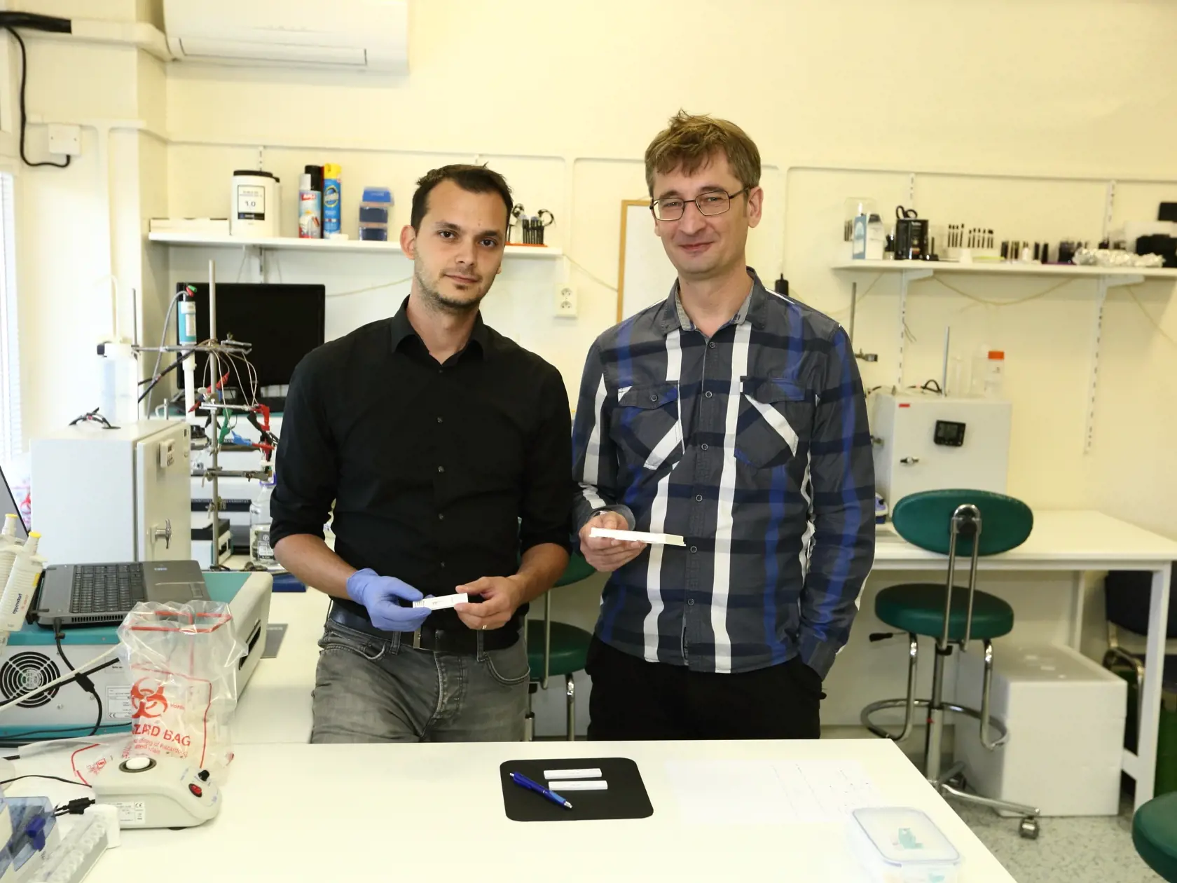 Tomáš Bertók a Ján Tkáč (zľava) už majú dva patenty na testy.