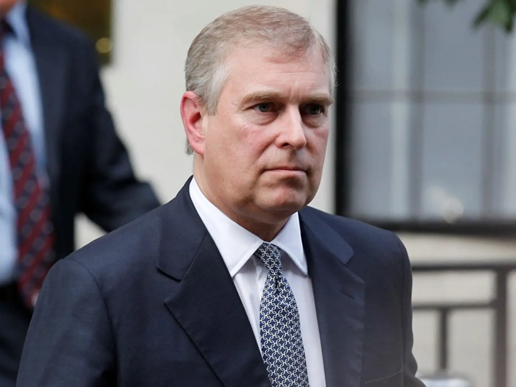 Princ Andrew zatiaľ priamo so zákonom problém nemá.