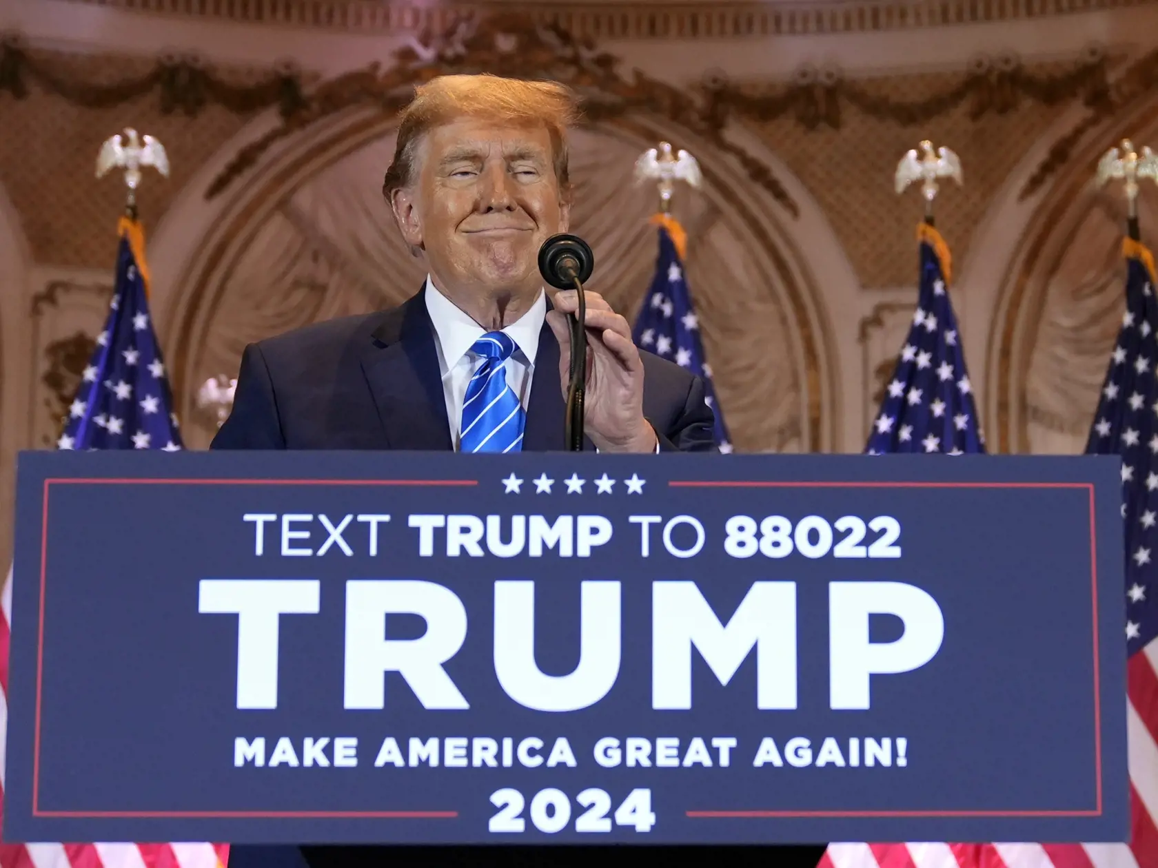 Kandidát o republikánsku nomináciu na prezidenta a americký exprezident Donald Trump sa usmieva pred svojomi sympatizantmi počas  supervolebného utorka  vo svojom sídle Mar-a-Lago v Palm Beach 5. marca 2024. Prezidentské primárky a volebné zhromaždenia (caucus) republikánov a demokratov sa v utorok konali v 15 amerických štátoch a jednom zámorskom teritóriu. FOTO TASR/AP