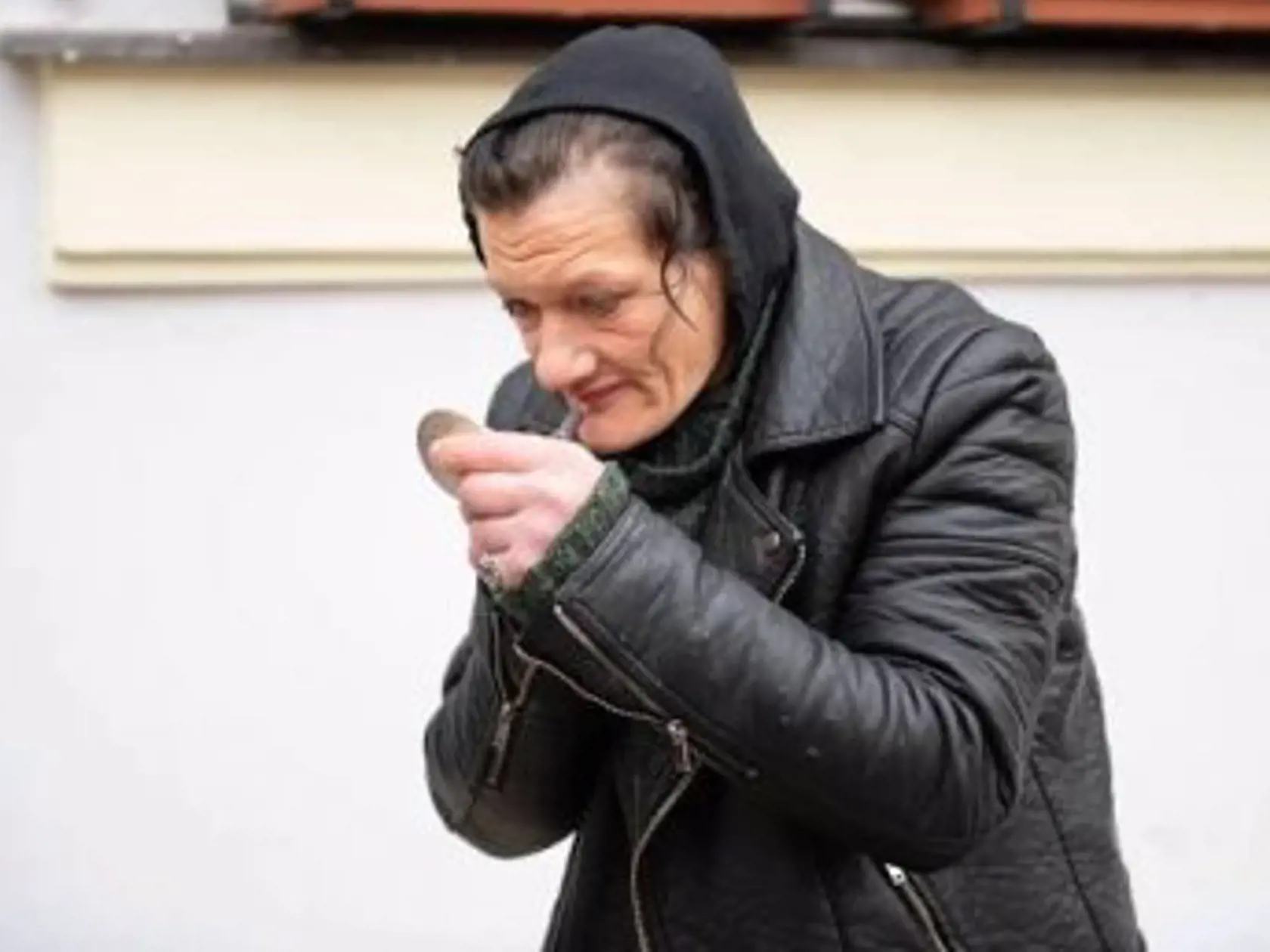 Smutný príbeh hádam najznámejšej narkomanky dodnes trvá. Katka Bradáčová (46) sa už vyše dvadsať rokov motá v bludnom kruhu drog, prostitúcie a krádeží, z ktorého sa jej stále nedarí uniknúť. Ako to s ňou vyzerá dnes? Údajne jej kvôli rokom na drogách zlyhávajú orgány.